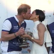 Le fougueux baiser de Meghan et Harry à Miami est-il la copie conforme de celui de Diana et Charles en 1985 ?