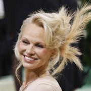 Pamela Anderson et ses deux fils posent parés de diamants pour la marque Pandora