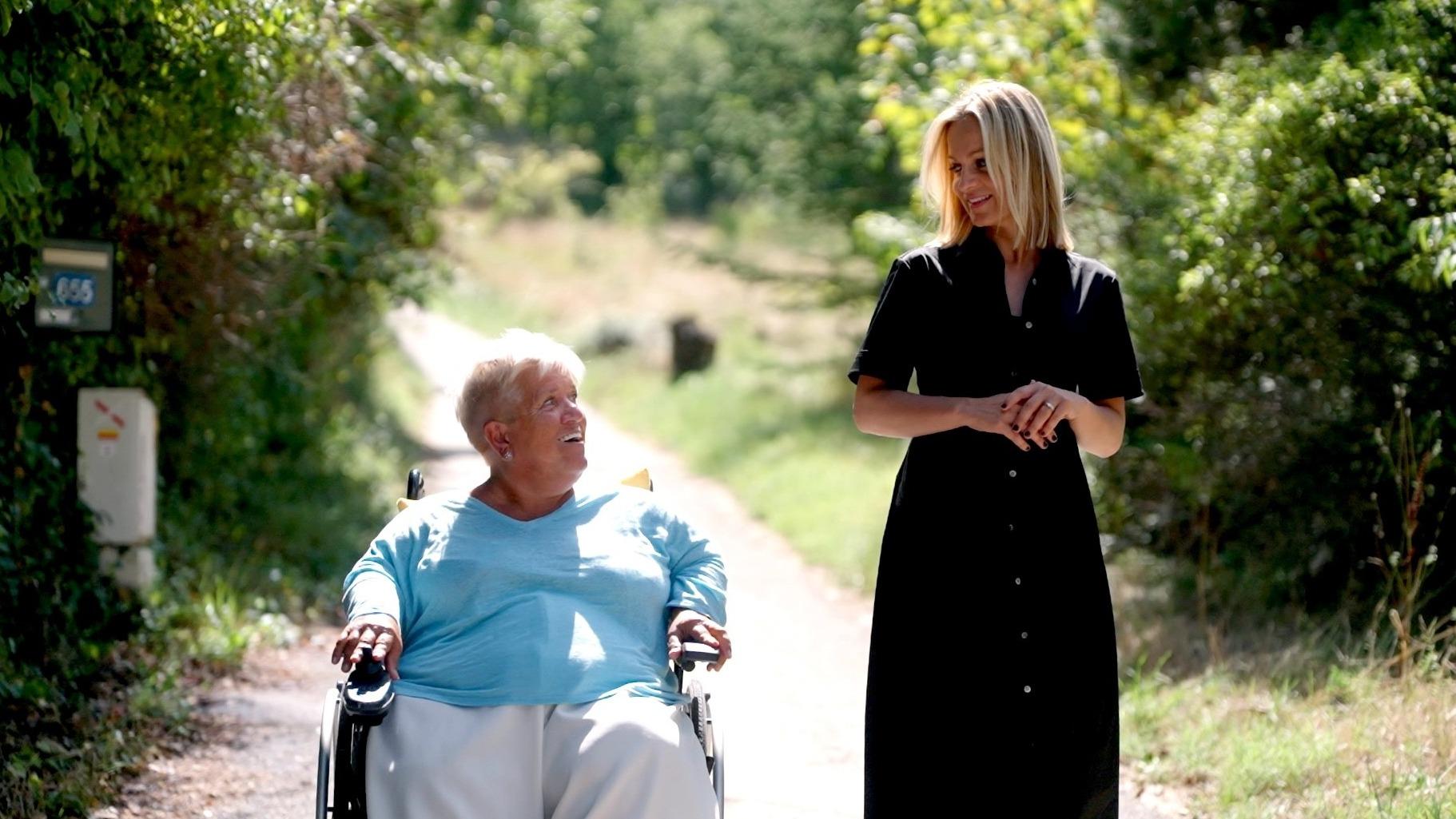 «Sa nouvelle dépendance» : Mimie Mathy s’affiche en fauteuil roulant avec Audrey Crespo-Mara dans «Sept à Huit»