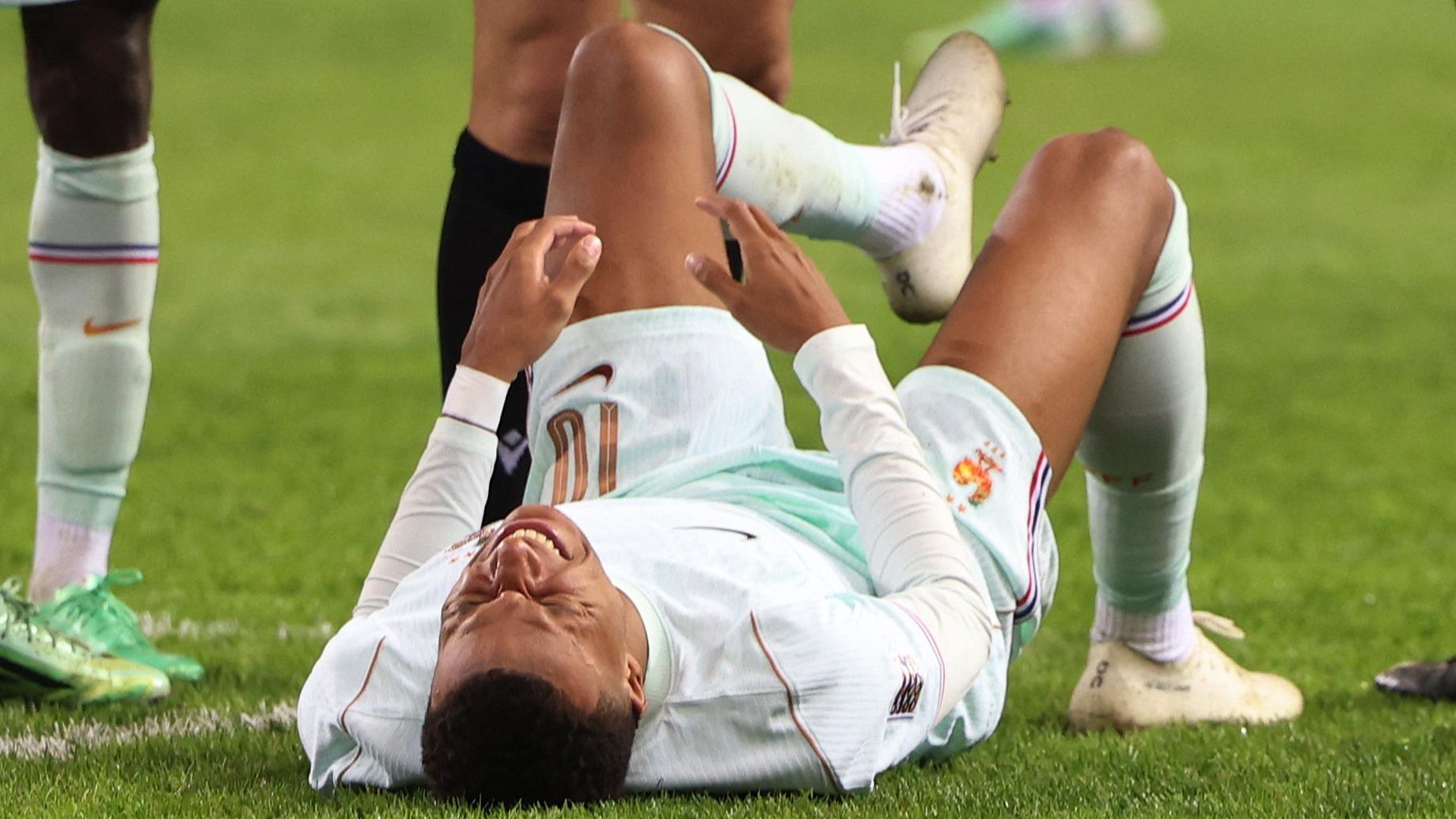 Équipe de France : Kylian Mbappé souffre d'une «hyperextension du genou gauche»
