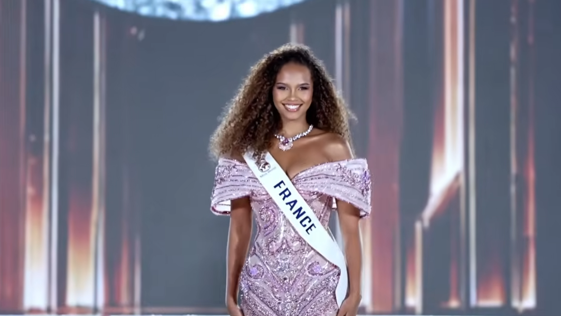 Miss Monde 2026 : la Française Indira Ampiot éblouit en robe de soirée, l’orage perturbe la cérémonie