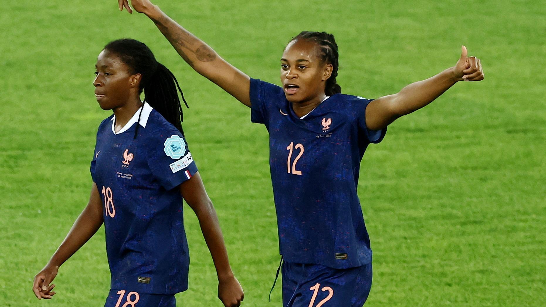 EN DIRECT - France-Angleterre : cliniques, Katoto et les Bleues bien engagées à la pause