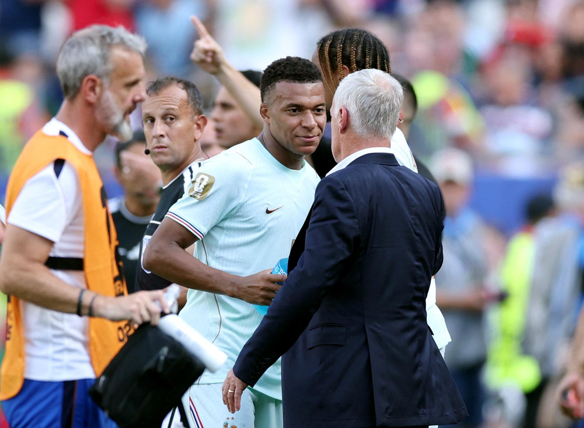 EN DIRECT - Coupe du monde 2026 : La compo des Bleus, Mbappé rend hommage à Deschamps, le mauvais temps s’invite à Miami à H-3,