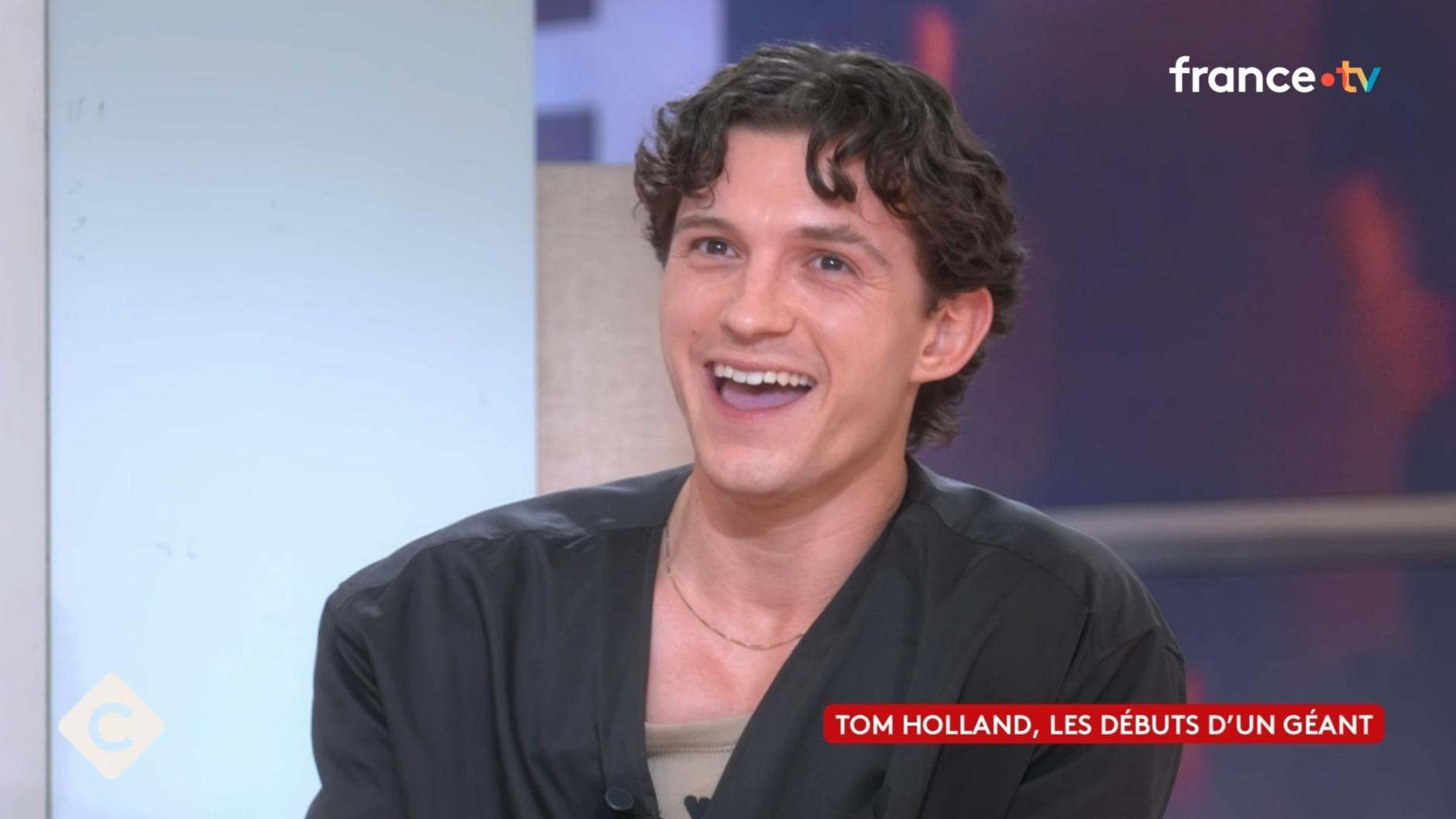 Tom Holland, gêné lors de l’émission « C à vous » face à une question insolite — People & Médias