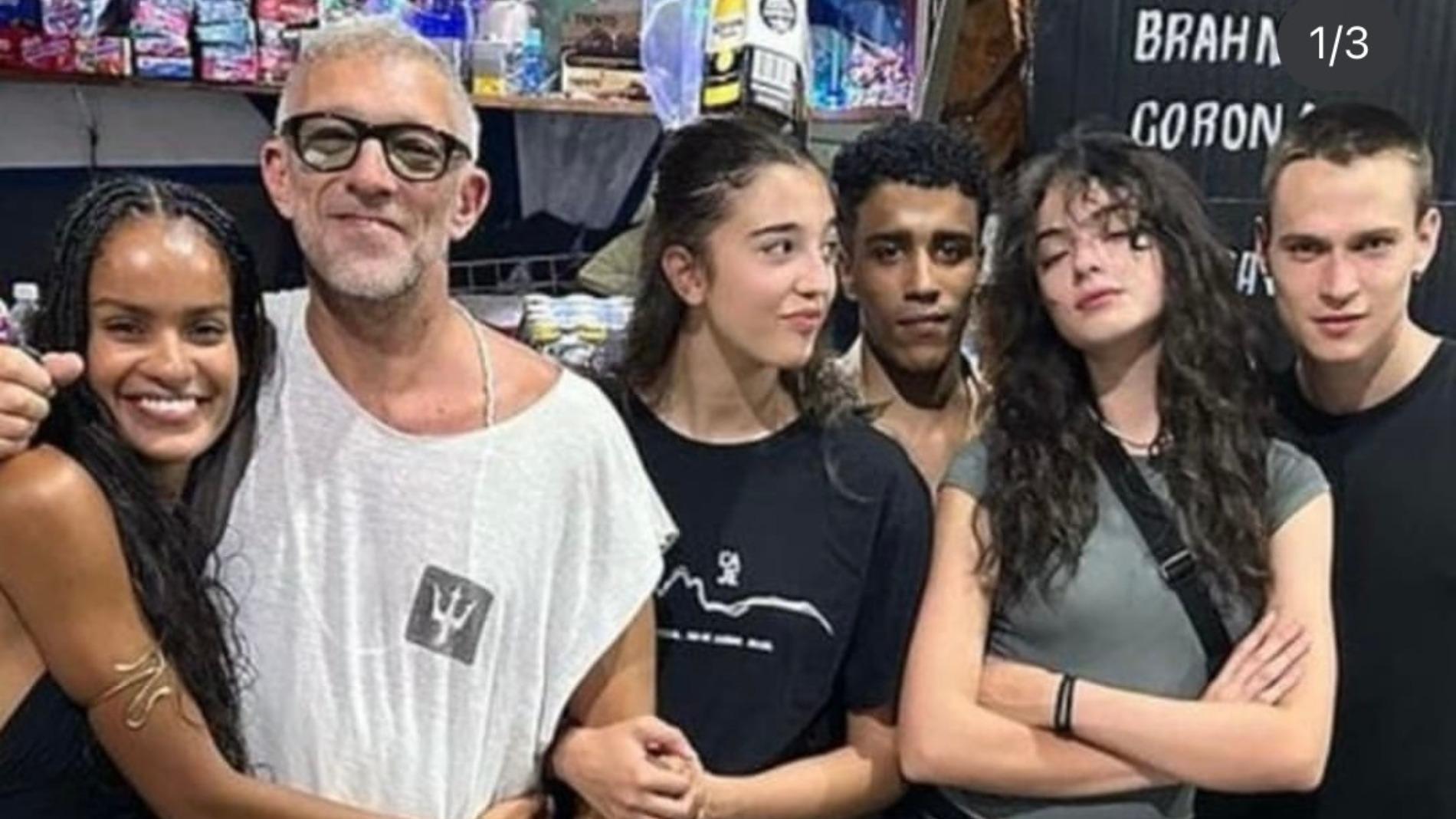 Entouré de ses deux filles et de sa compagne, Vincent Cassel partage des rares photos de ses vacances au Brésil