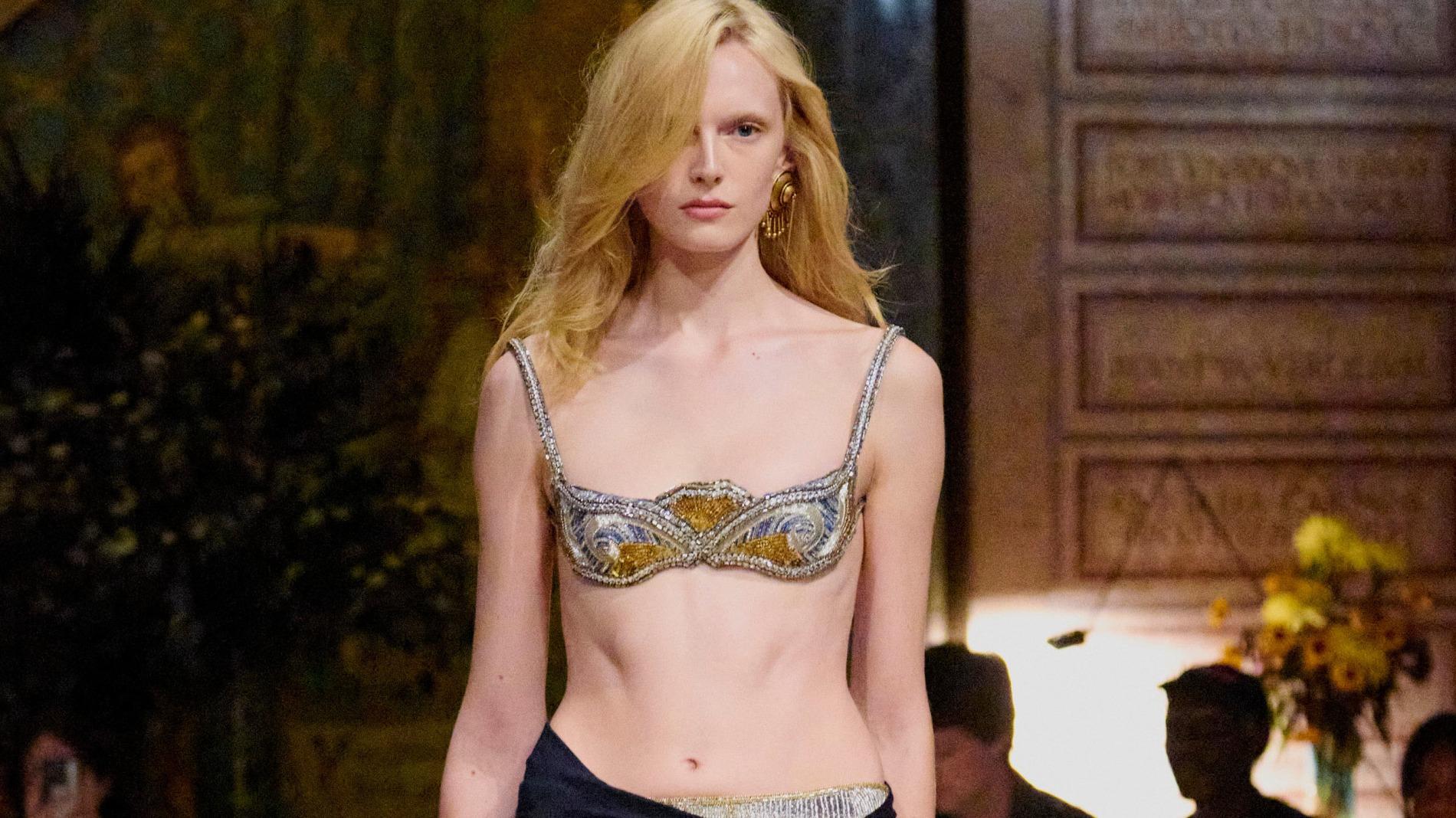 Sexe, fashion et réseaux sociaux: vers le nouvel âge d’or de Versace ?