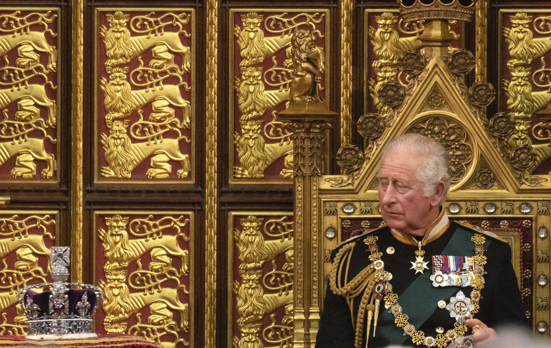 Visiblement ému, le prince Charles prononce le discours du trône à la place de la reine
