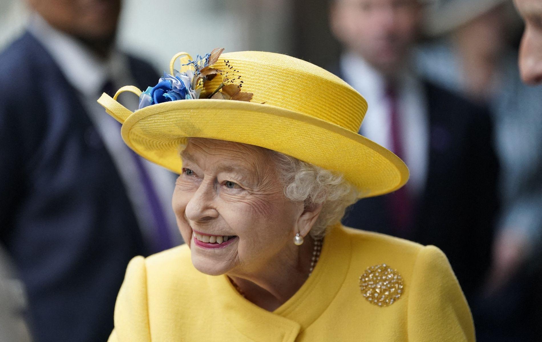 Elizabeth II, solaire toute en jaune, s&#039;offre une apparition surprise dans le métro londonien