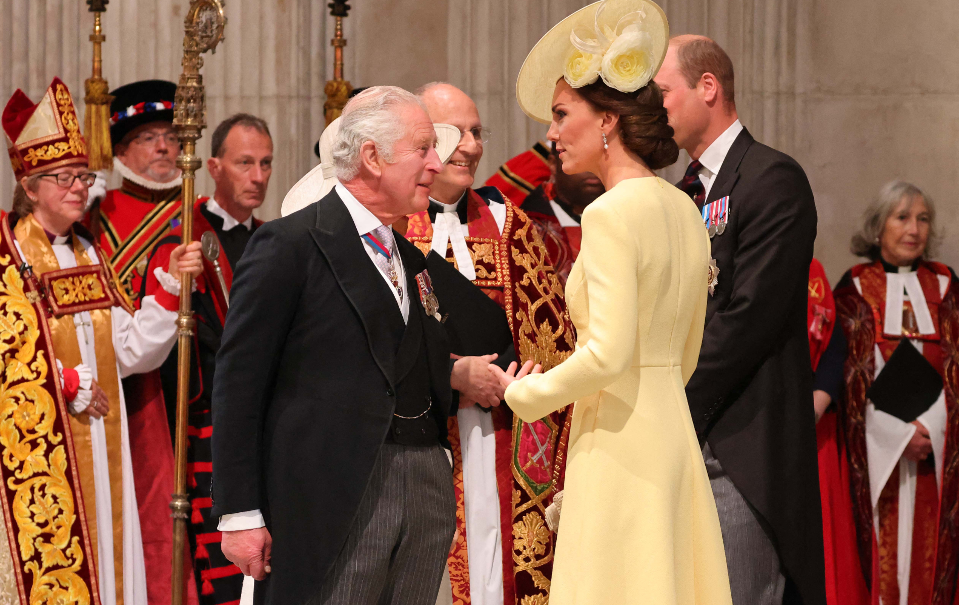 En vidéo, ce baiser volant, furtif et élégant qu&#039;envoie le prince Charles à Kate Middleton