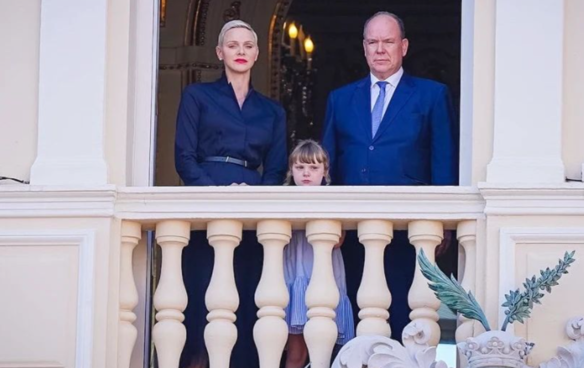 Pleine de gravité, Charlene de Monaco réapparaît sur le balcon princier