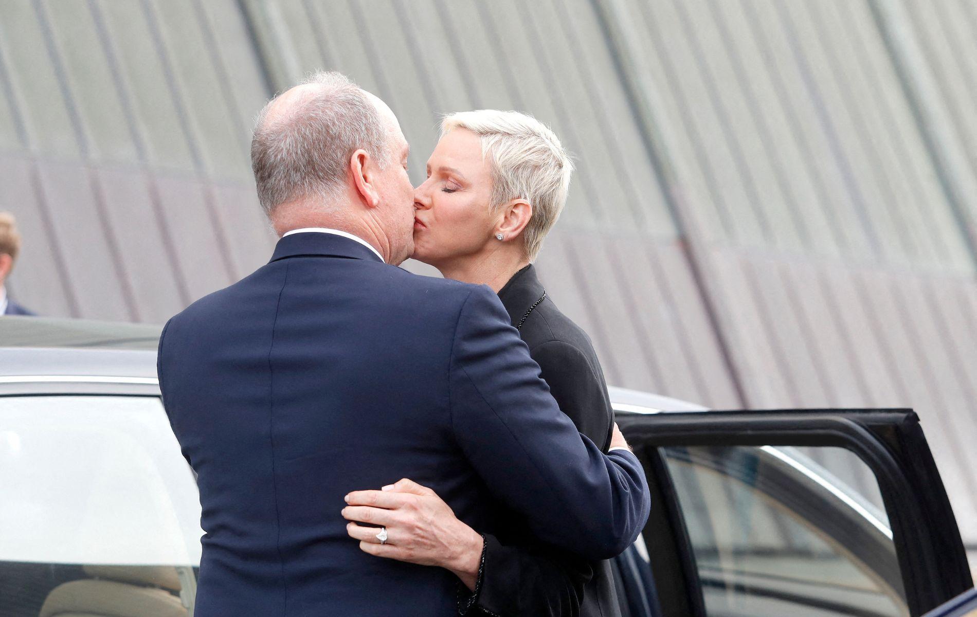L&#039;étrange baiser de Charlene et Albert de Monaco «ne véhicule pas une image d&#039;amour sincère», selon un expert