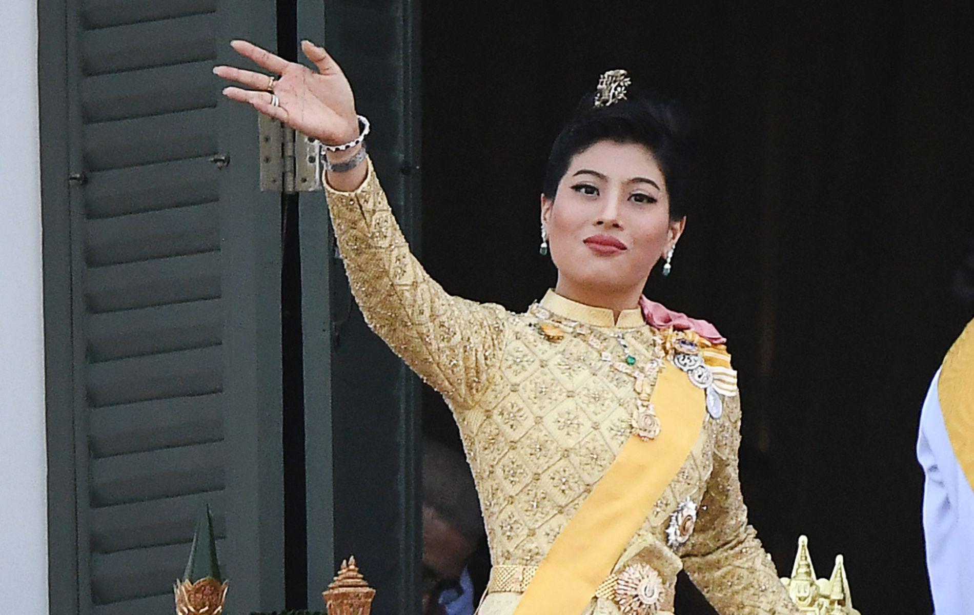 La princesse Sirivannavari de Thaïlande et sa robe aux tétons d&#039;or font sensation au défilé Schiaparelli