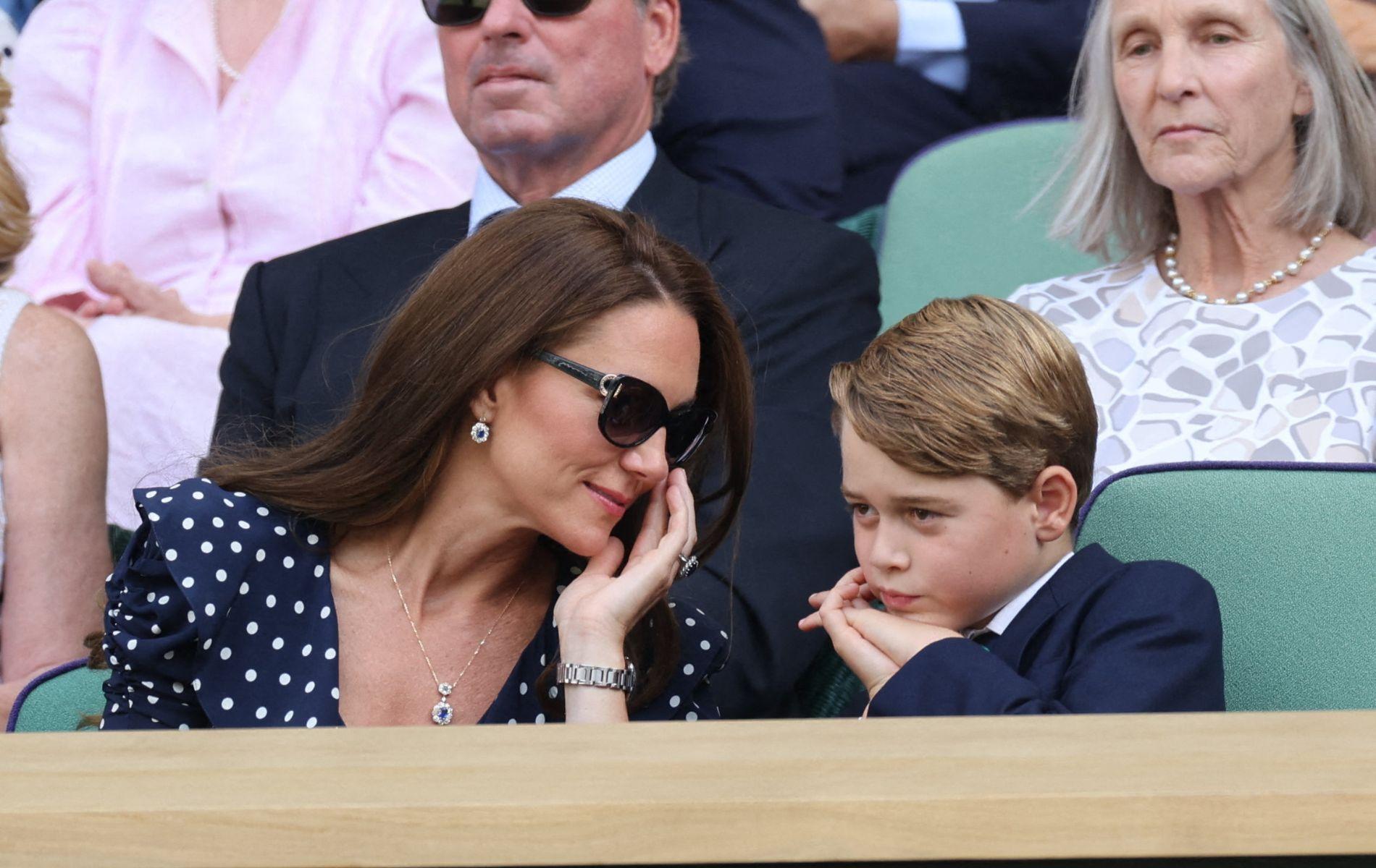 Kate Middleton en robe marine à pois et le prince George en costume-cravate : le gradin royal de la finale de Wimbledon