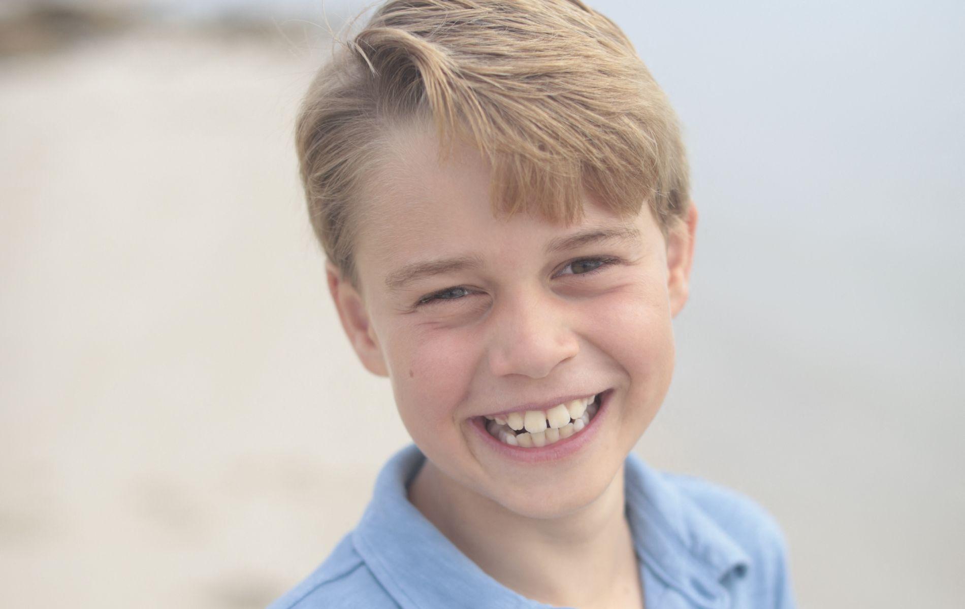 Mèche sur le côté et sourire plein de dents : la photo officielle du prince George pour ses 9 ans