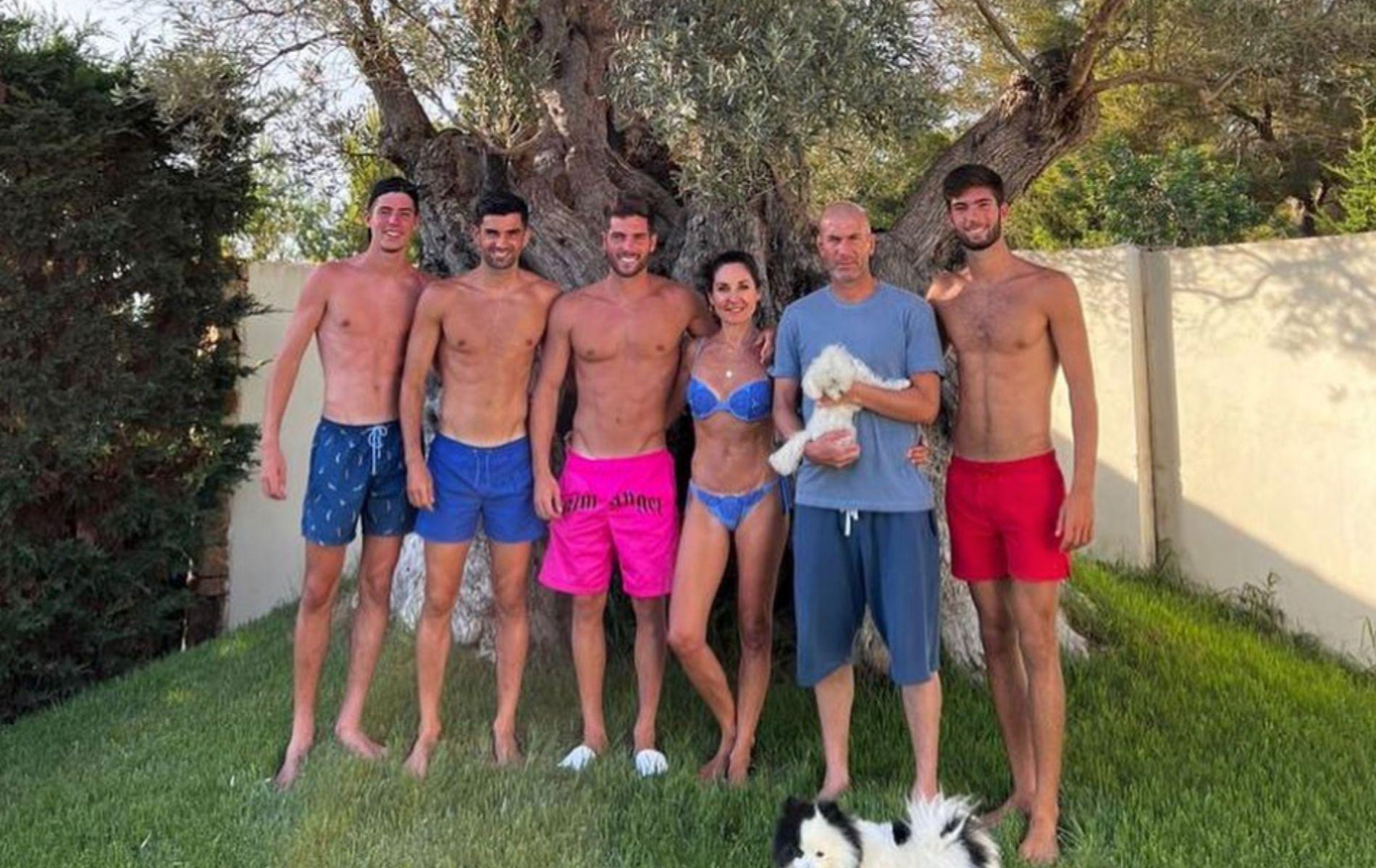 Torses bronzés et abdos dessinés : la photo de vacances des Zidane et de leurs quatre enfants