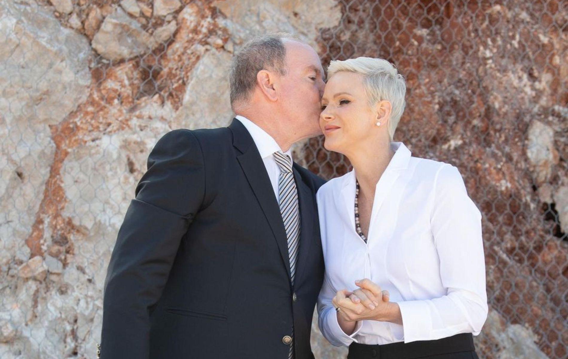 Main dans la main, baiser, sourires : Albert et Charlene de Monaco surprennent en pleine inauguration