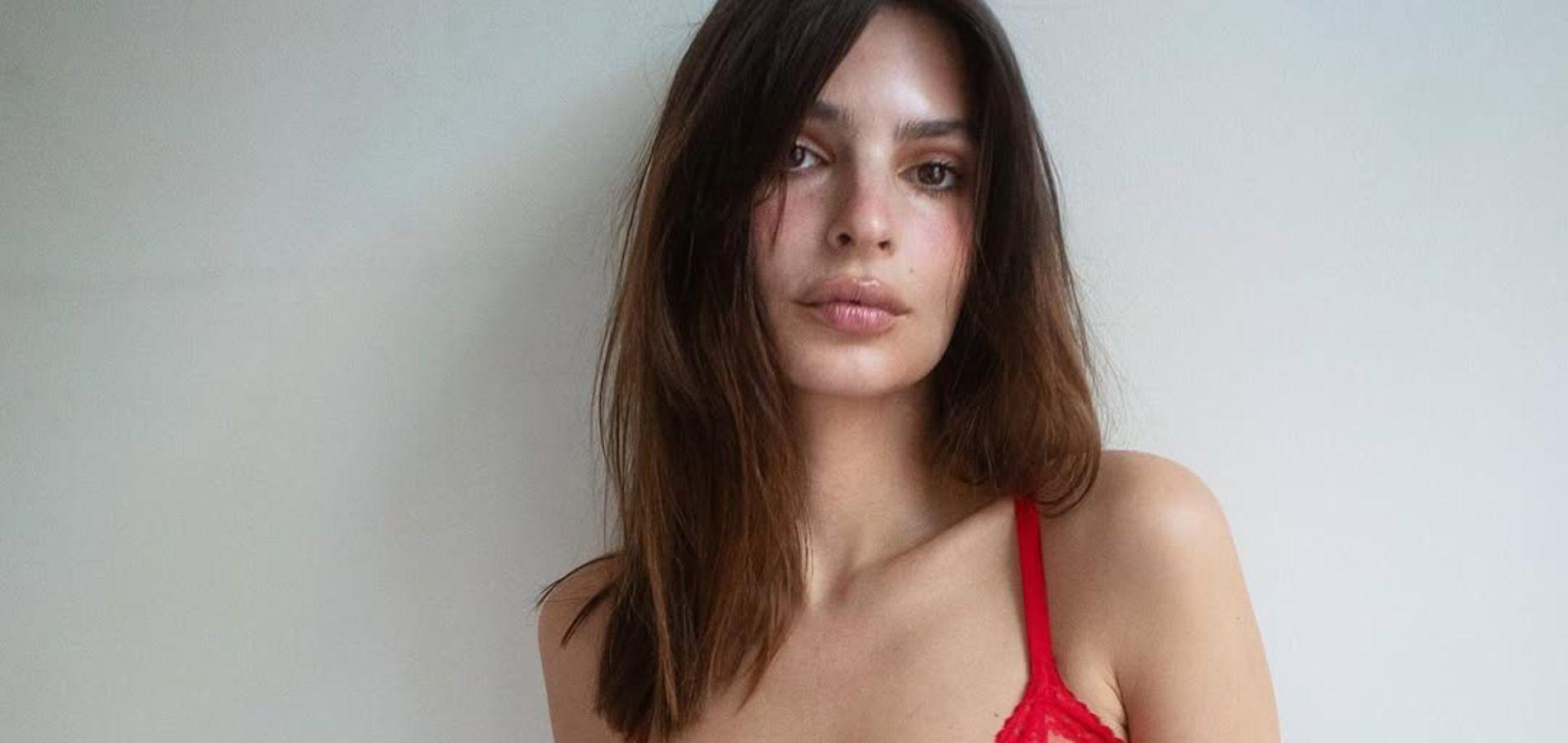 En lingerie écarlate, Emily Ratajkowski offre ses abdos saillants pour la Saint-Valentin