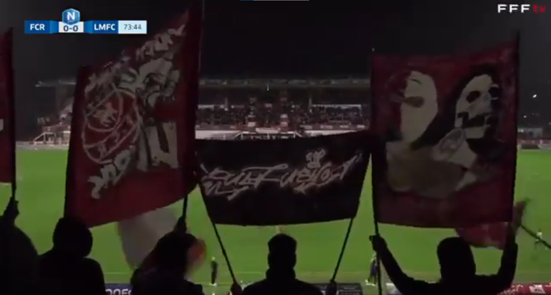 Foot : quand les supporters de Rouen se postent devant la caméra de diffusion pour protester (vidéo)