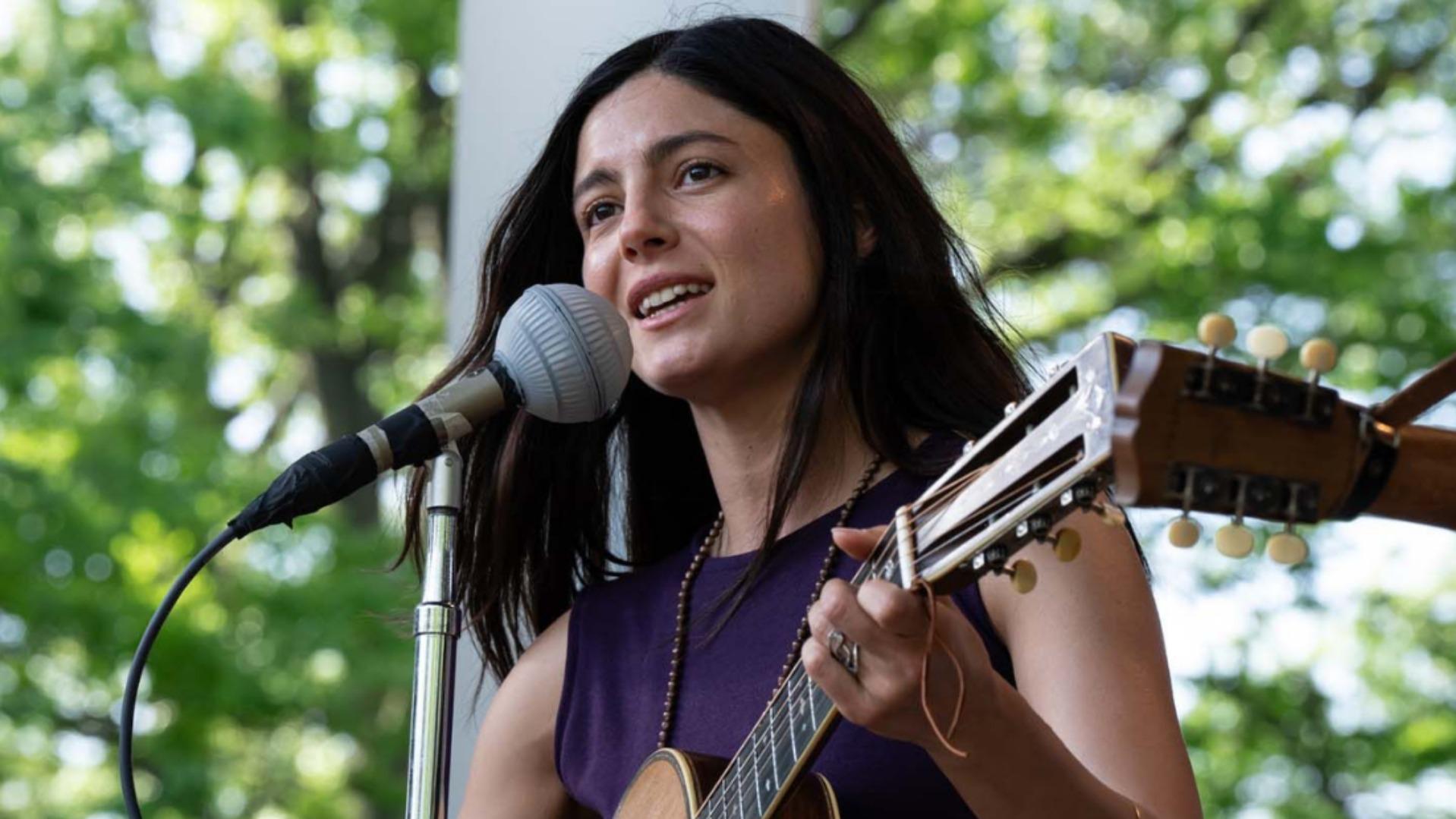 Joan Baez a adoré la performance de Monica Barbaro dans Un parfait inconnu