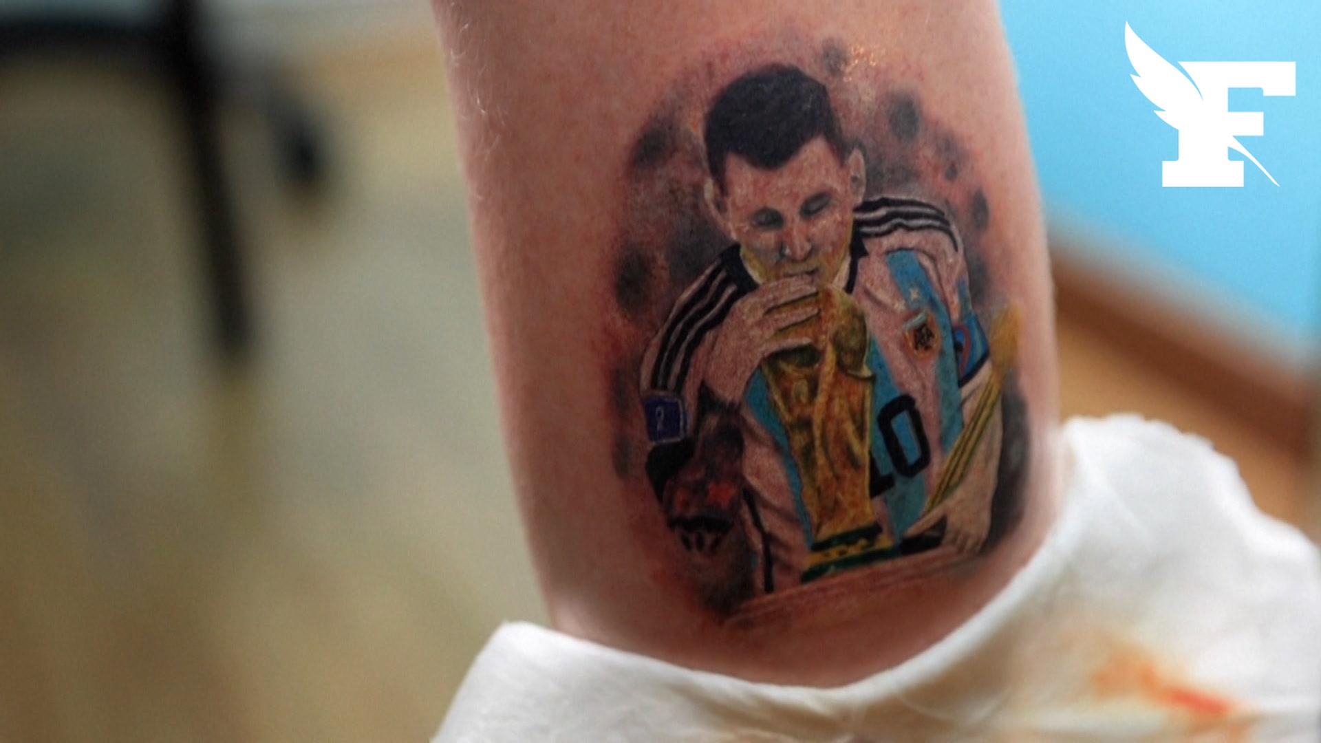 Tatouage Di Maria Coupe Du Monde Coupe du monde : Martinez s'est fait tatouer le trophée sur le mollet qui a  arrêté la frappe de Kolo Muani
