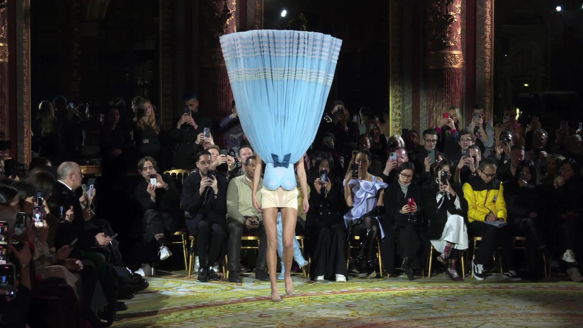 Il Aime Dormir A L Envers Halloween En vidéo : le défilé complètement fou de Viktor & Rolf avec ses robes à l' envers
