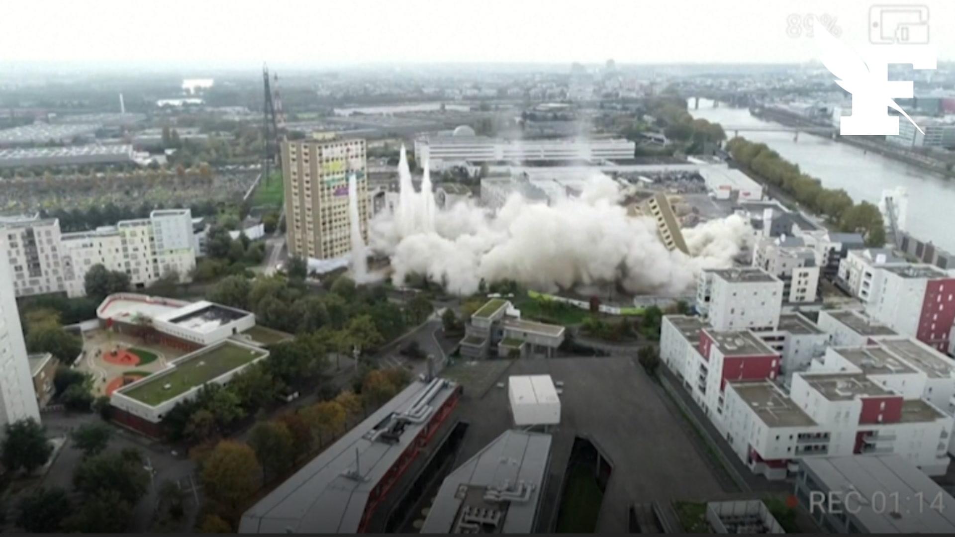 Alfortville: les images spectaculaires de la destruction de tours d’habitations