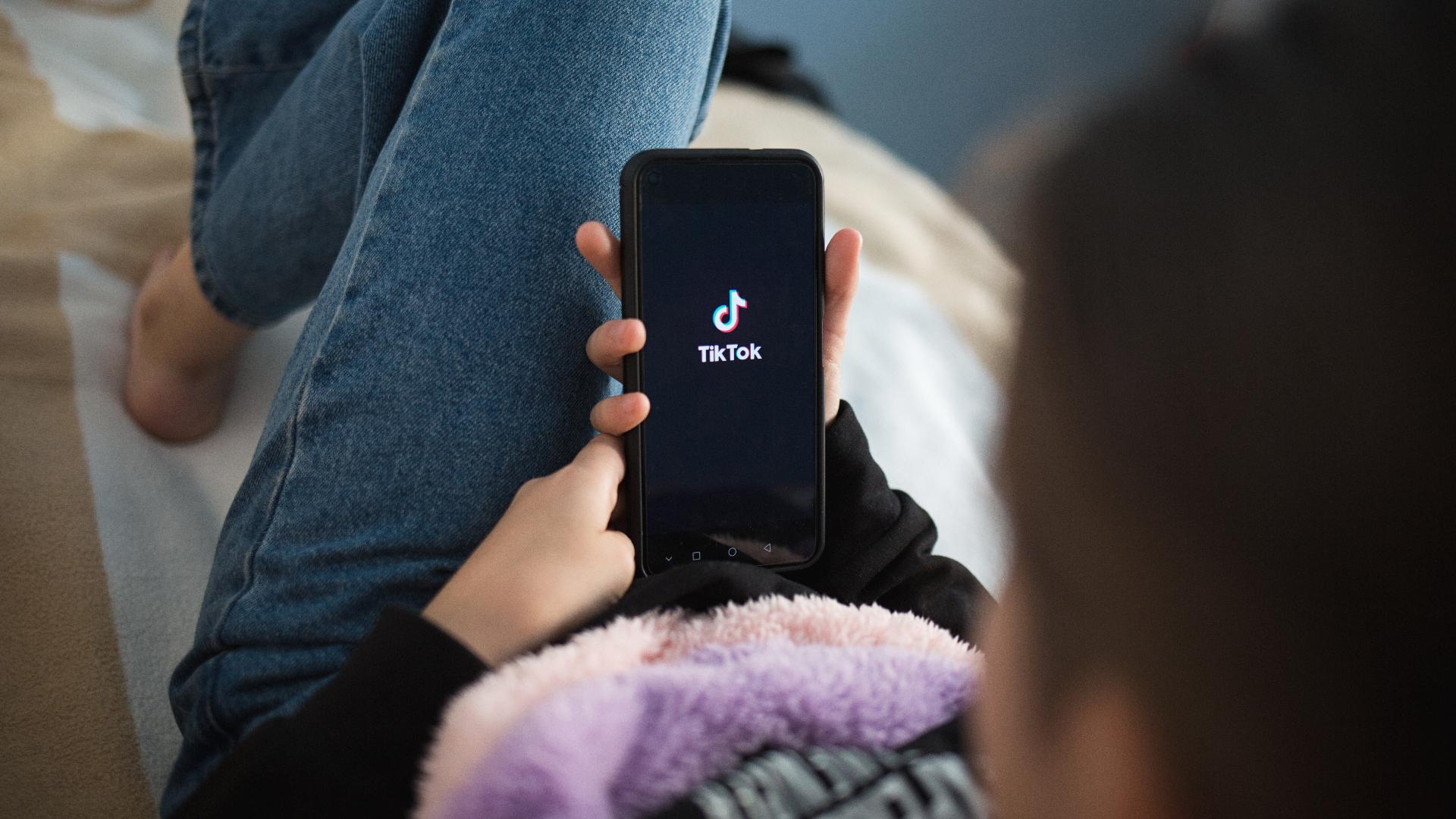 « Sortir nos enfants du piège algorithmique de TikTok » : le rapport parlementaire choc qui veut interdire les réseaux sociaux aux moins de 15 ans