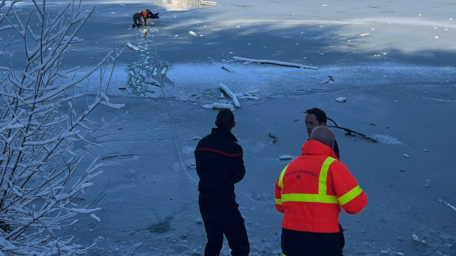 Vendée : les pompiers sauvent un adolescent tombé dans un lac gelé