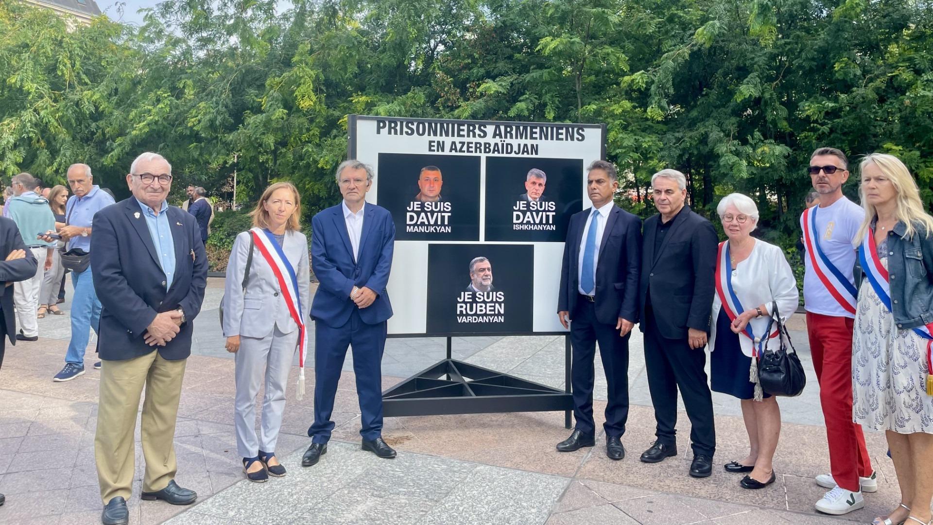 Sur le parvis de l’Hôtel de Ville, la communauté arménienne commémore ses «otages» en Azerbaïdjan et dénonce l’absence de la Mairie de Paris