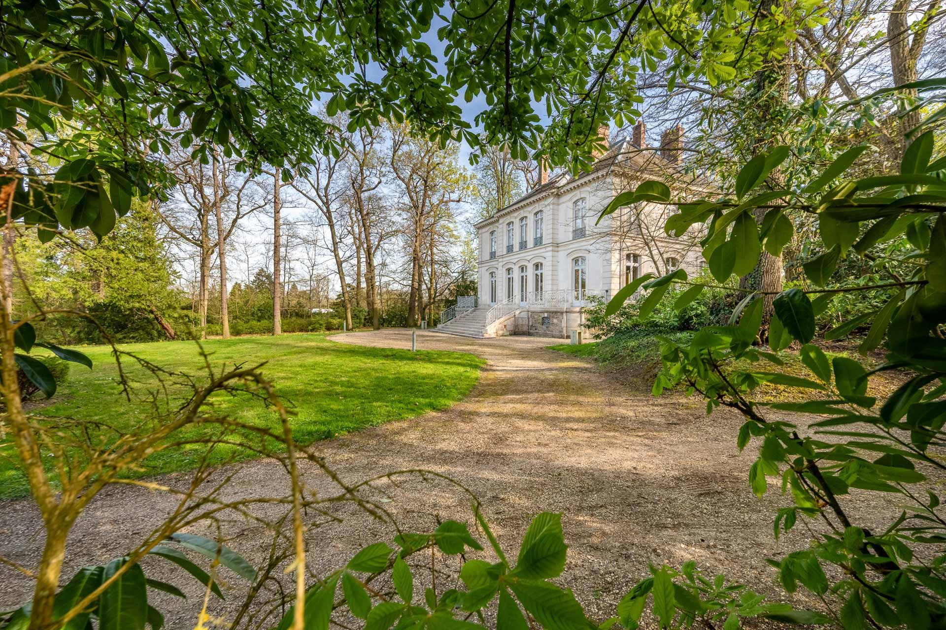 En images : à Louveciennes, la propriété de campagne de Karl Lagerfeld bientôt vendue aux enchères