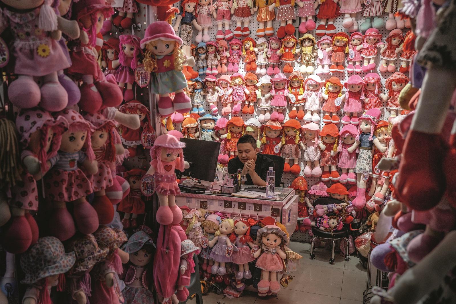 La ville de Yiwu est la vitrine de l’industrie manufacturière du pays. Dans une échoppe sont exposées des poupées «ventre mou» des usines alentour.