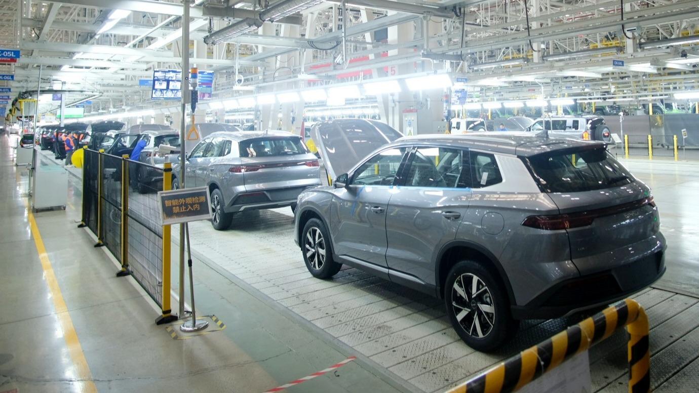 BYD'nin Çin'in Zhengzhou kentindeki fabrikasında hattın sonunda araçlar, manuel olarak yapılan son kalite kontrol kontrolüne hazırlanıyor.