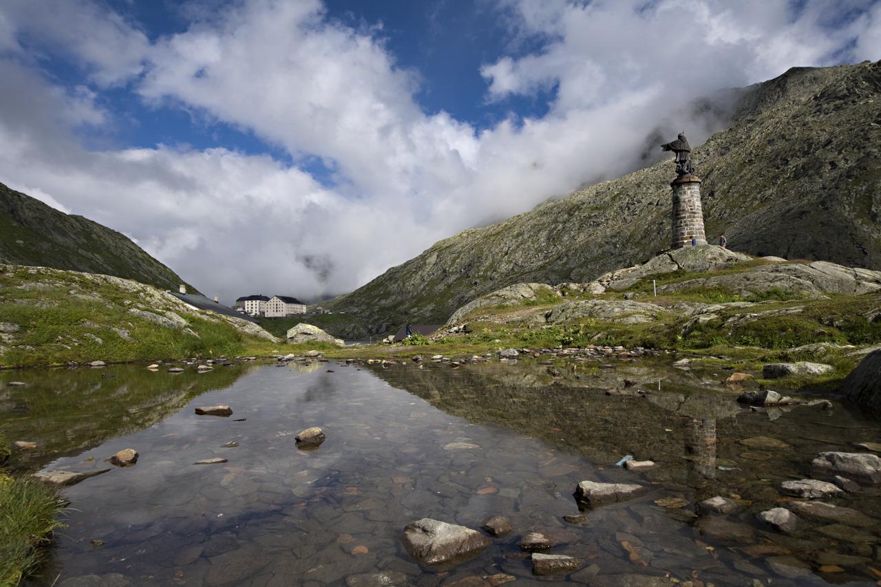 L’hospice du Grand Saint-Bernard, quand la montagne rencontre la ...