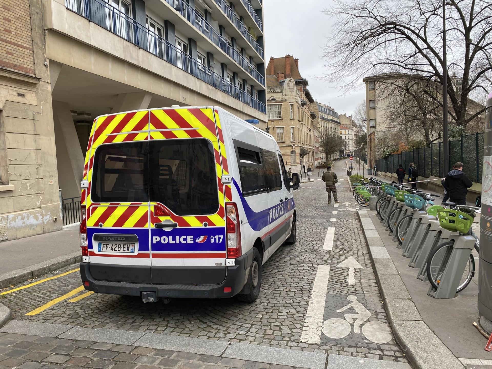 «Il y a parfois des bagarres mais jamais avec des couteaux» : à Paris, l’incrédulité après le meurtre d’un adolescent devant le lycée Rodin