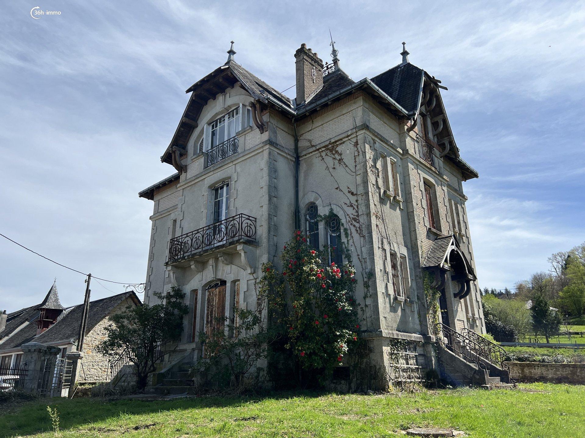 La propriété est entourée d’un jardin de 1200 m² qui, une fois aménagé, pourrait offrir un espace extérieur agréable.