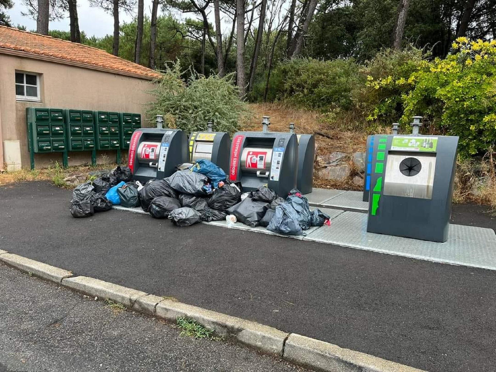 «Beaucoup balancent leurs déchets à côté» : ces Français qui s’élèvent contre l’arrêt de la collecte des poubelles à domicile