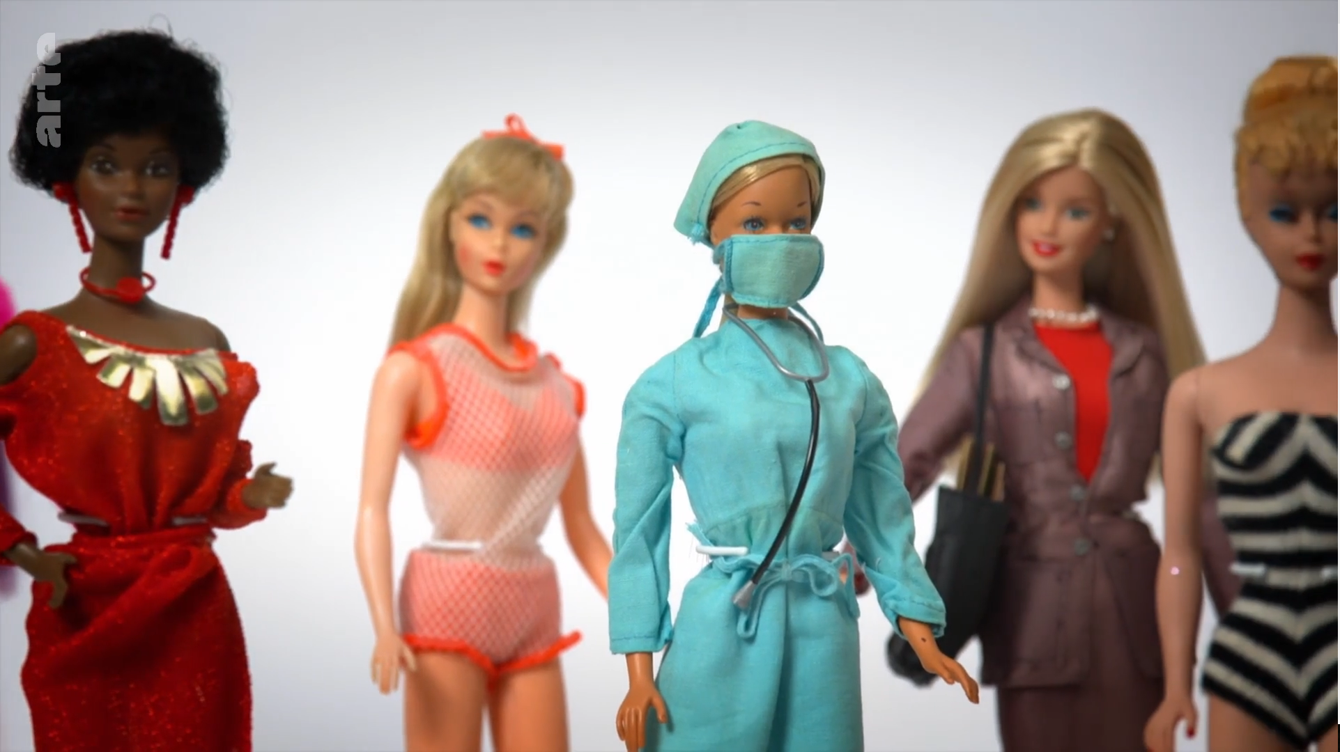 Barbie, une icône en constante adaptation mais toujours marketing selon un documentaire sur Arte