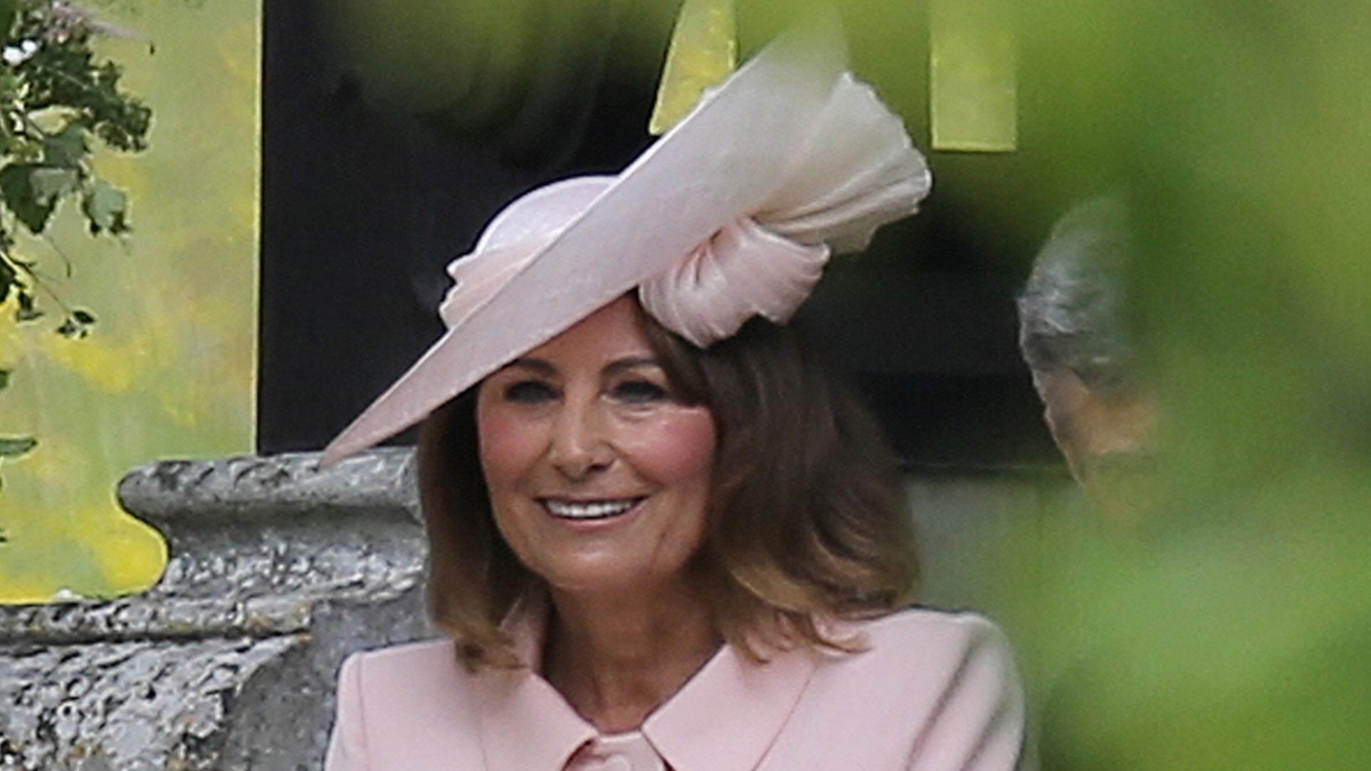«Copy Kate» : au Royal Ascot, Carole Middleton porte la mémorable robe rose arborée par sa fille Kate Middleton l&#039;été dernier