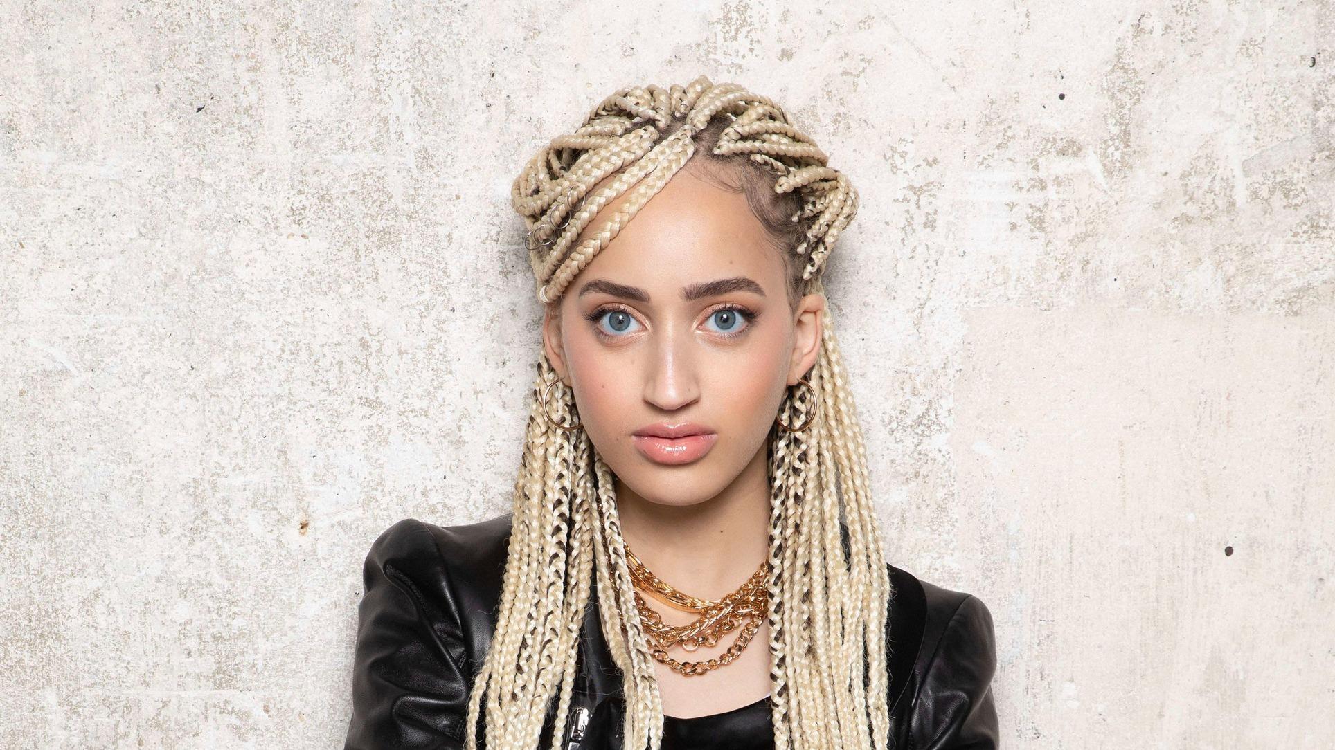 Monroe, la candidate française à l'Eurovision 2026, évoque ses choix de vie avant le grand départ — People & Médias