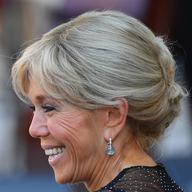 De la lumière et du mouvement : Brigitte Macron fait évoluer son look ...