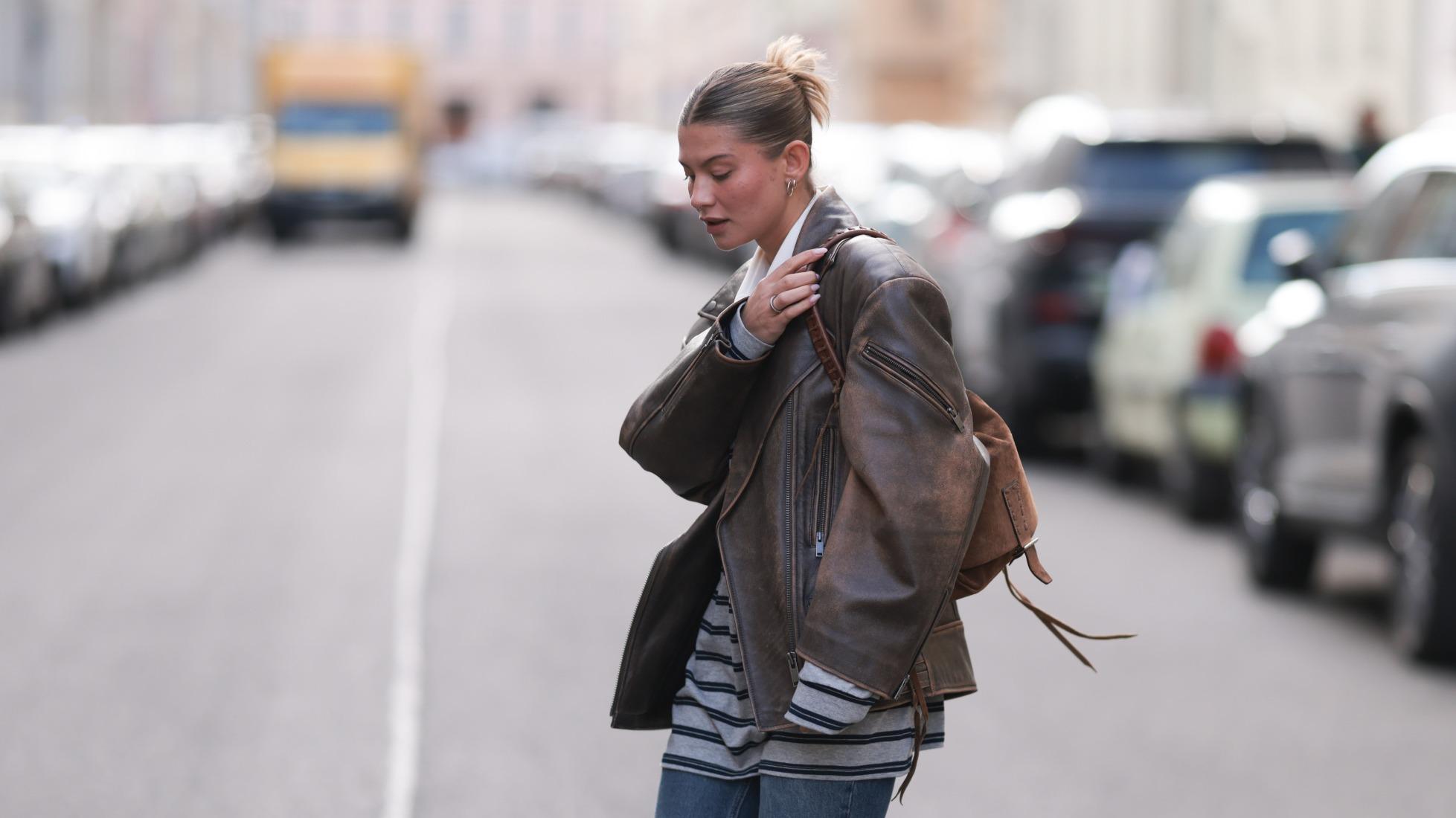 Plus il est grand, vieux et abîmé, mieux c’est : pourquoi on ne jure que par ce blouson en cuir ce printemps