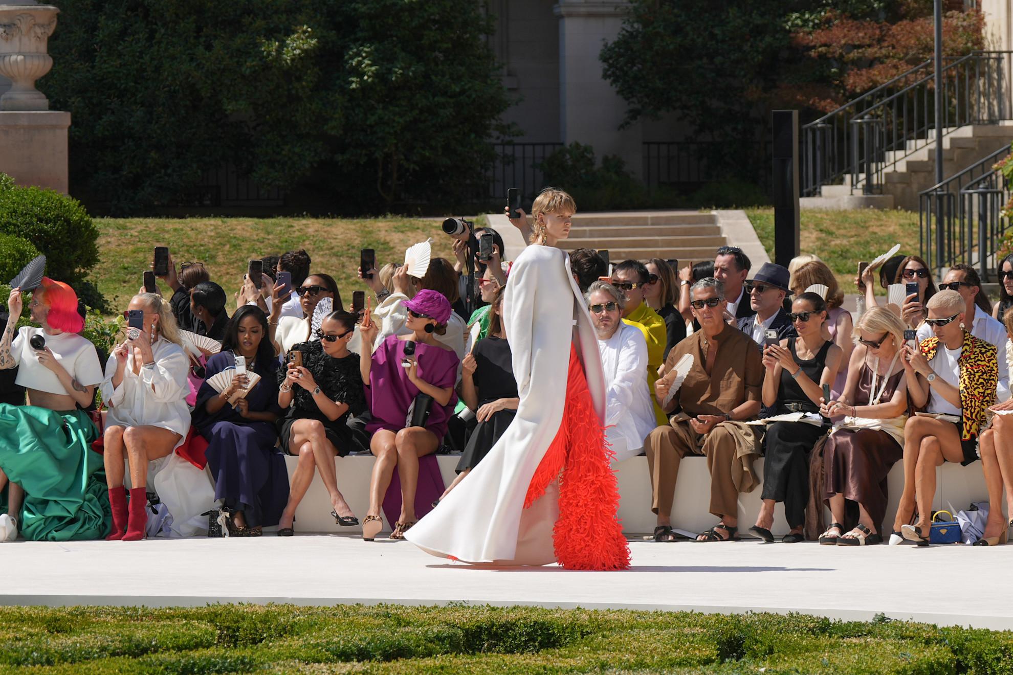 Pour son premier défilé haute couture Balenciaga, Pierpaolo Piccioli fait sensation