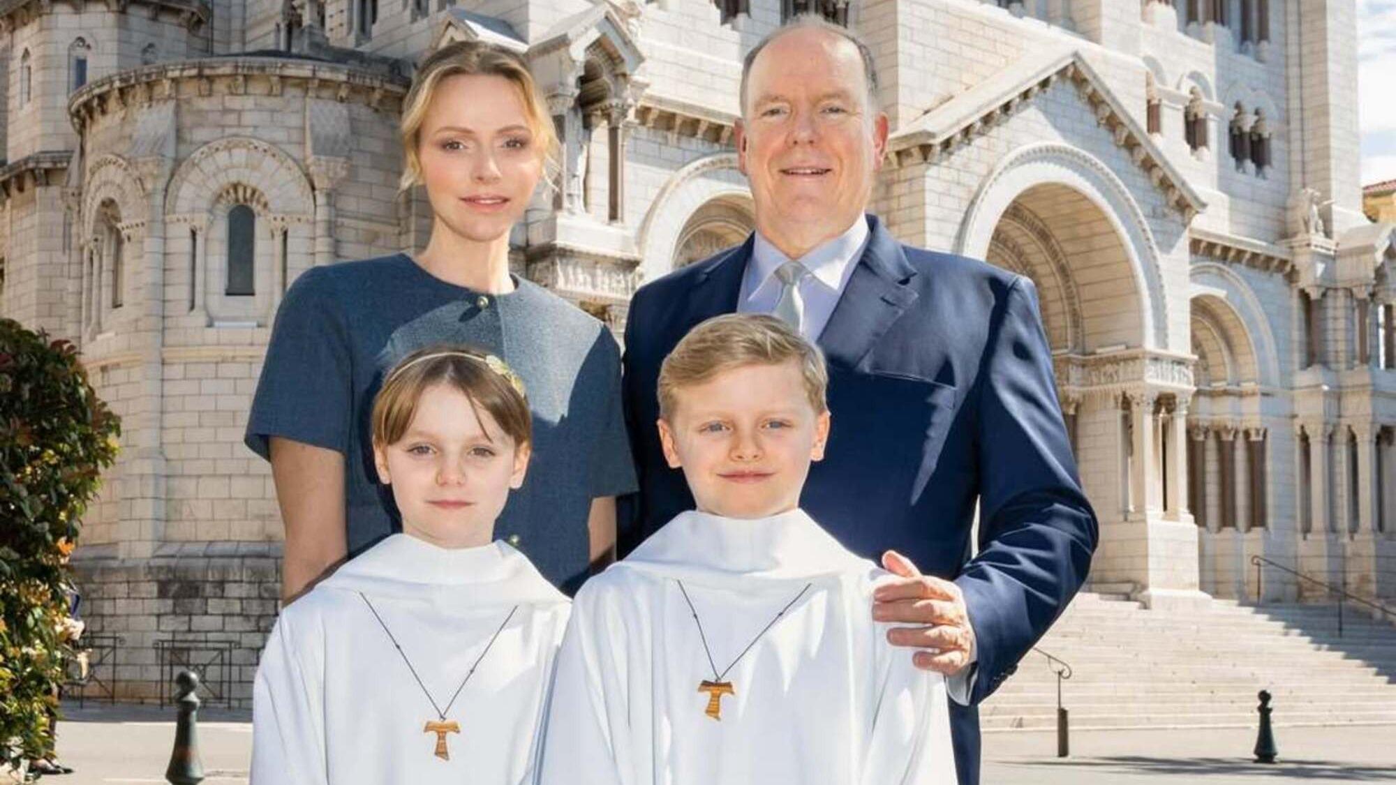 Croix catholiques et aubes immaculées : en photos, Jacques et Gabriella de Monaco font leur première communion