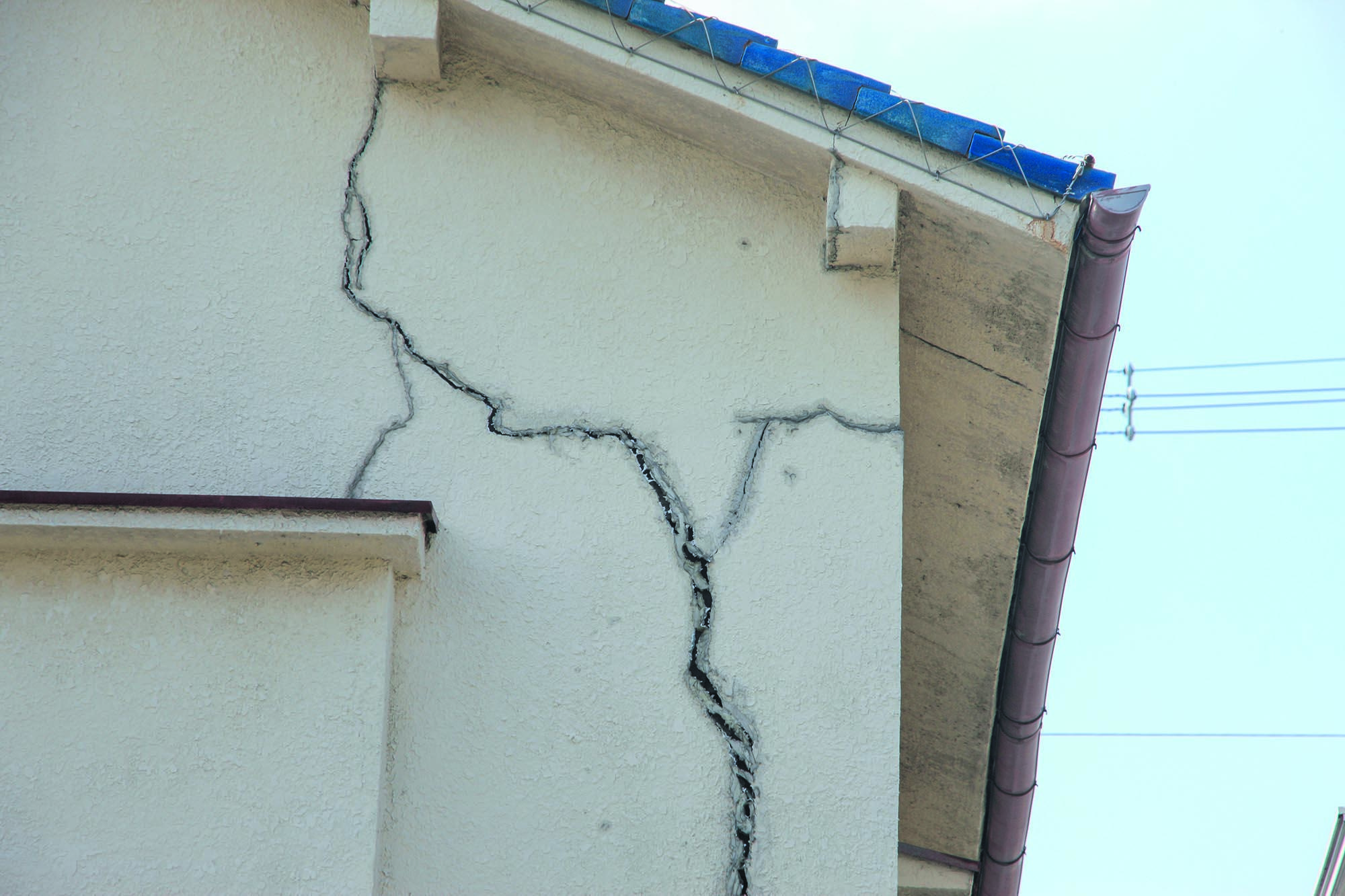 Murs lézardés, portes bloquées, terrasses affaissées... quand le fléau de la sécheresse frappe les maisons individuelles