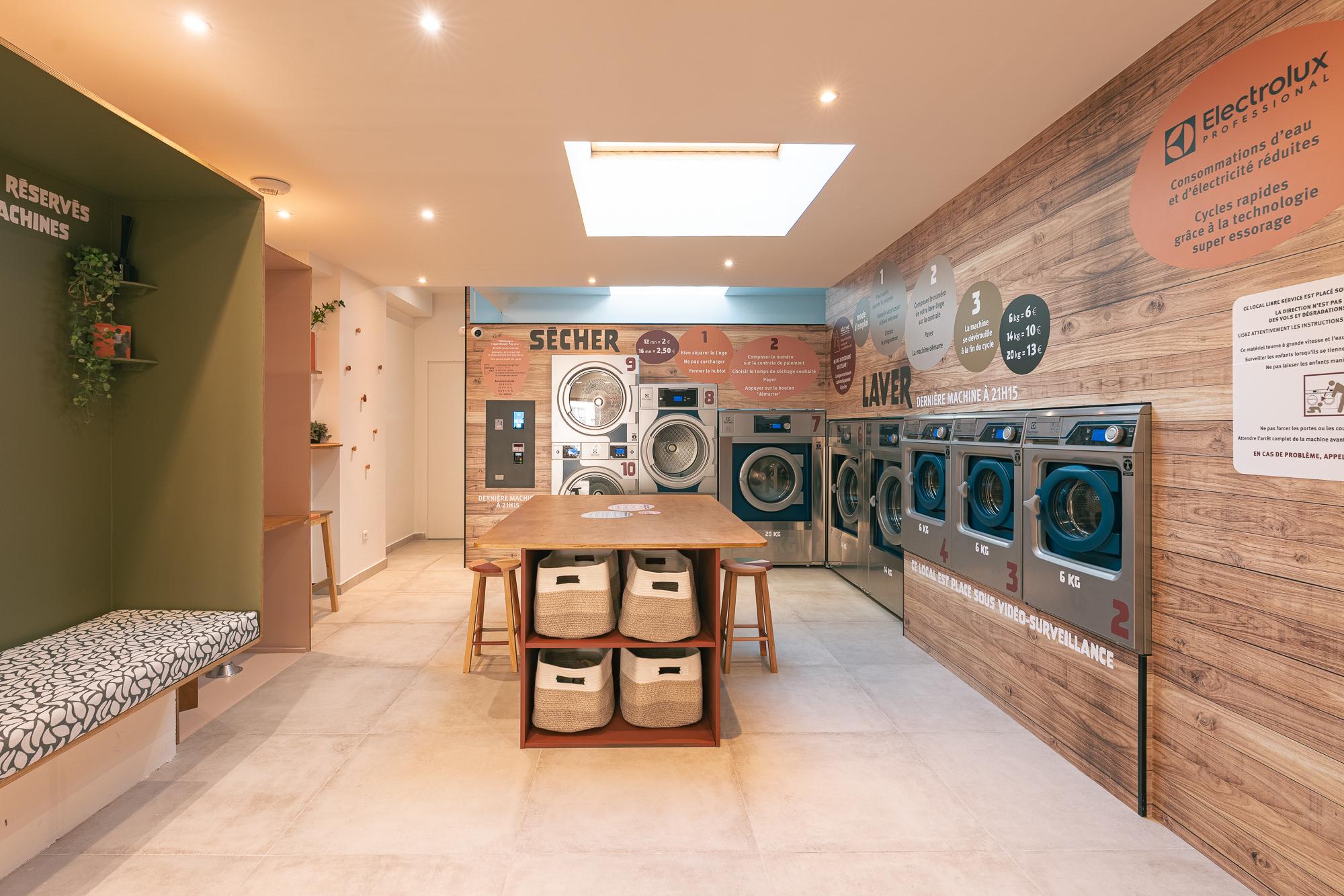 Machines connectées, canapés colorés et bibliothèques partagées… La grande mue des laveries automatiques