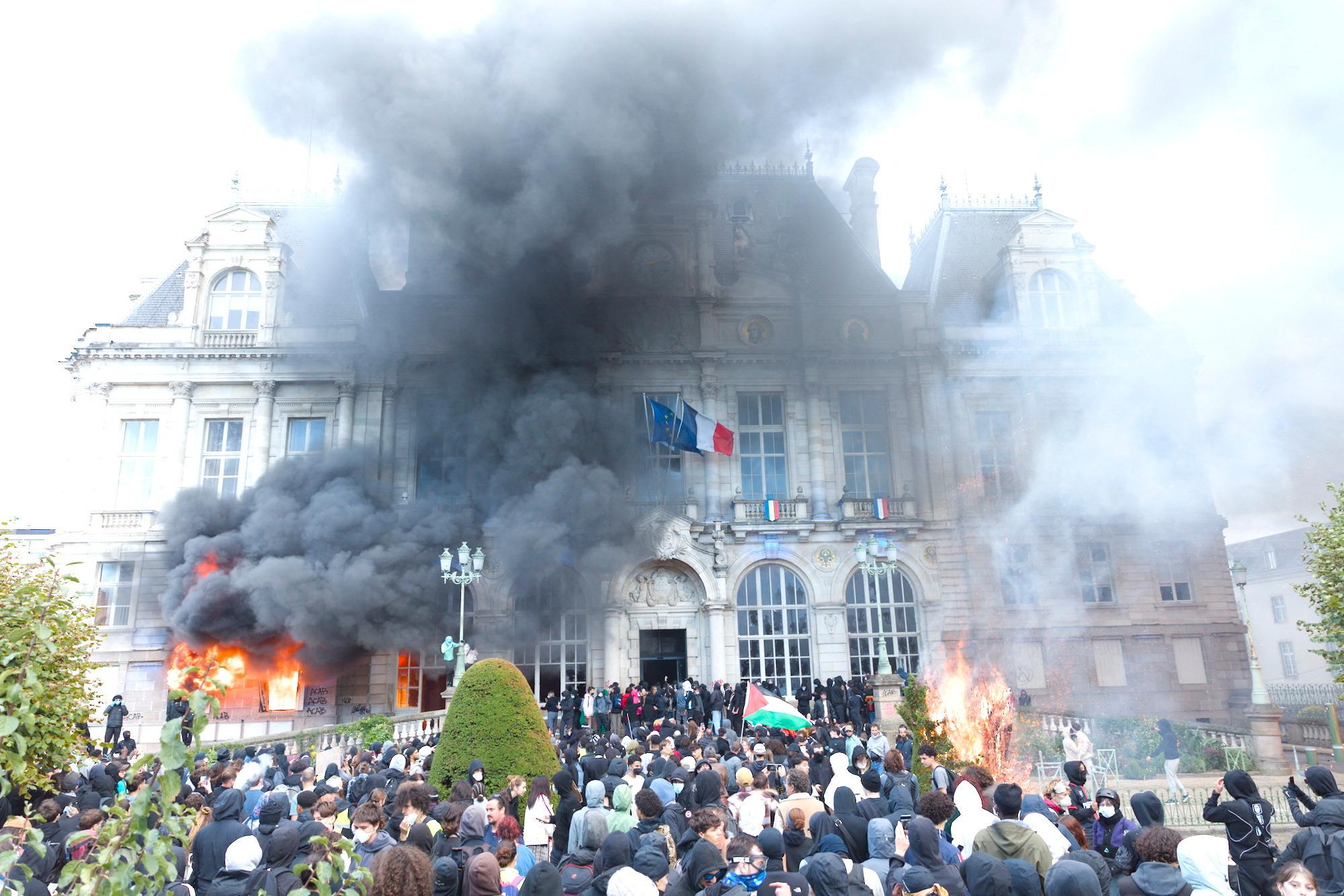 « Qu’elle brûle jusqu’à la dernière pierre ! » : à Limoges, le récit heure par heure de l’attaque des émeutiers et de l’incendie de l’hôtel de ville
