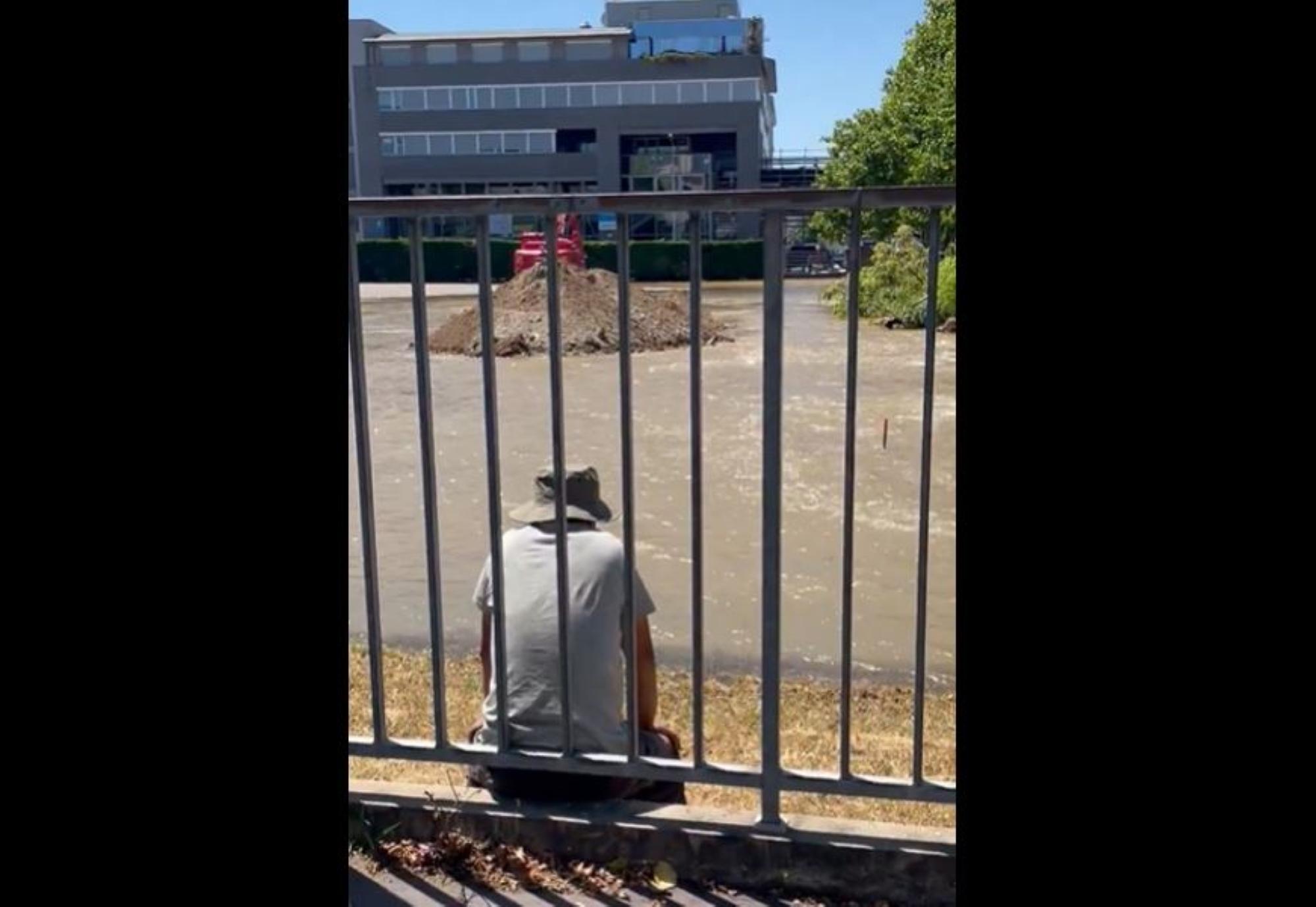 Une canalisation souterraine percée par des engins de chantier inonde une artère lyonnaise
