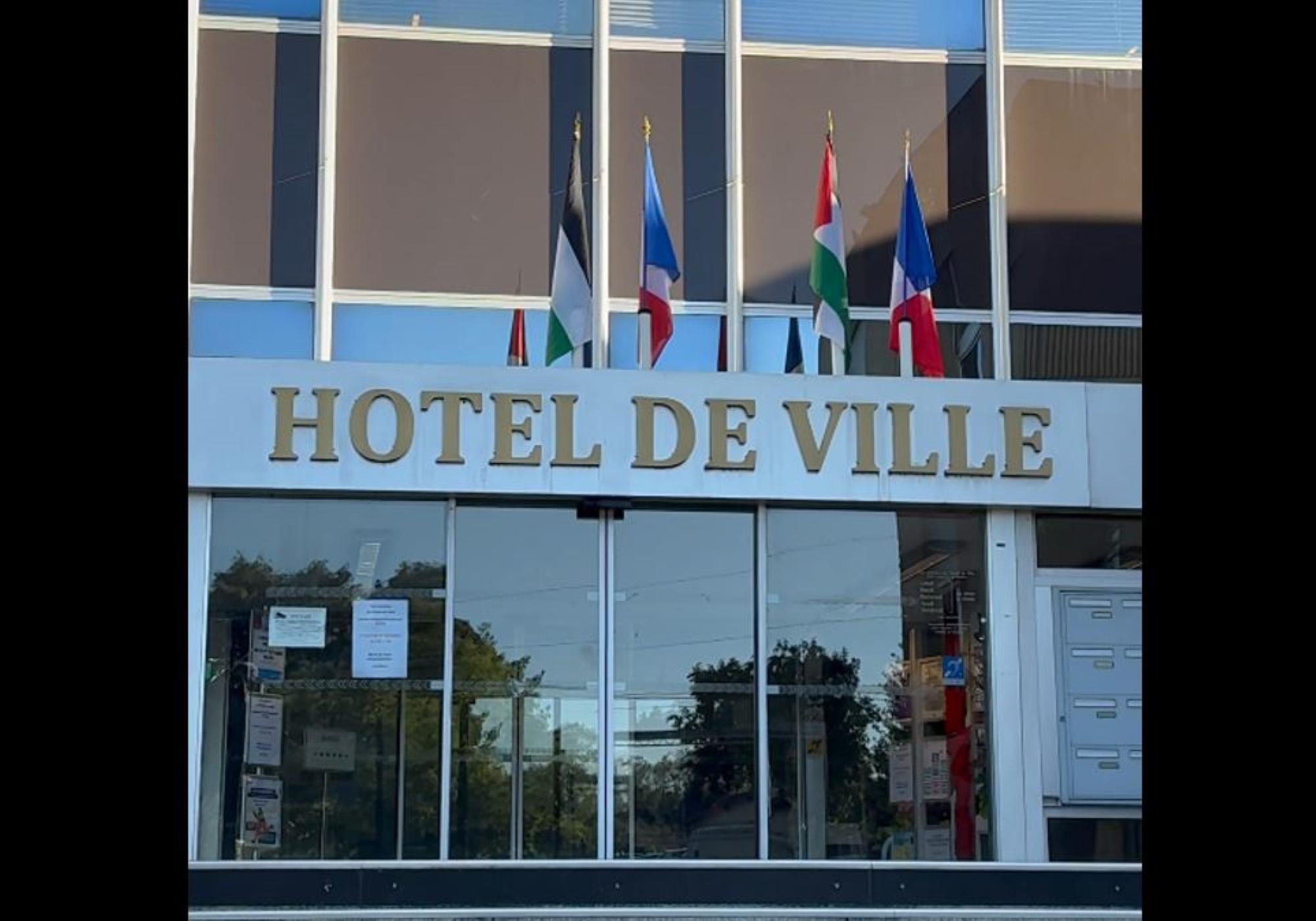 À Vénissieux, le maire insoumis hisse des drapeaux palestiniens sur l’hôtel de ville… puis les retire à la demande du préfet