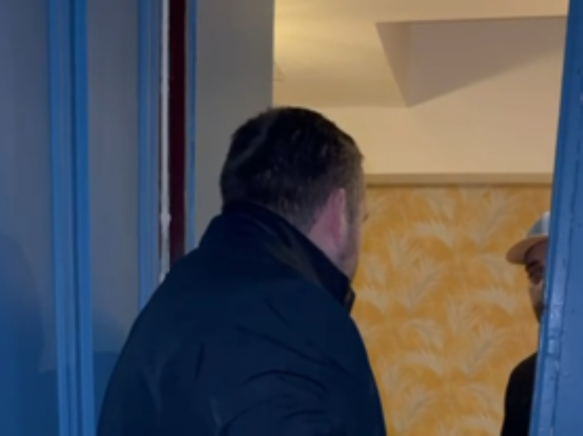 Capture d’écran de la vidéo montrant le député Thibaut Monnier en discussion avec l’occupant squatteur.