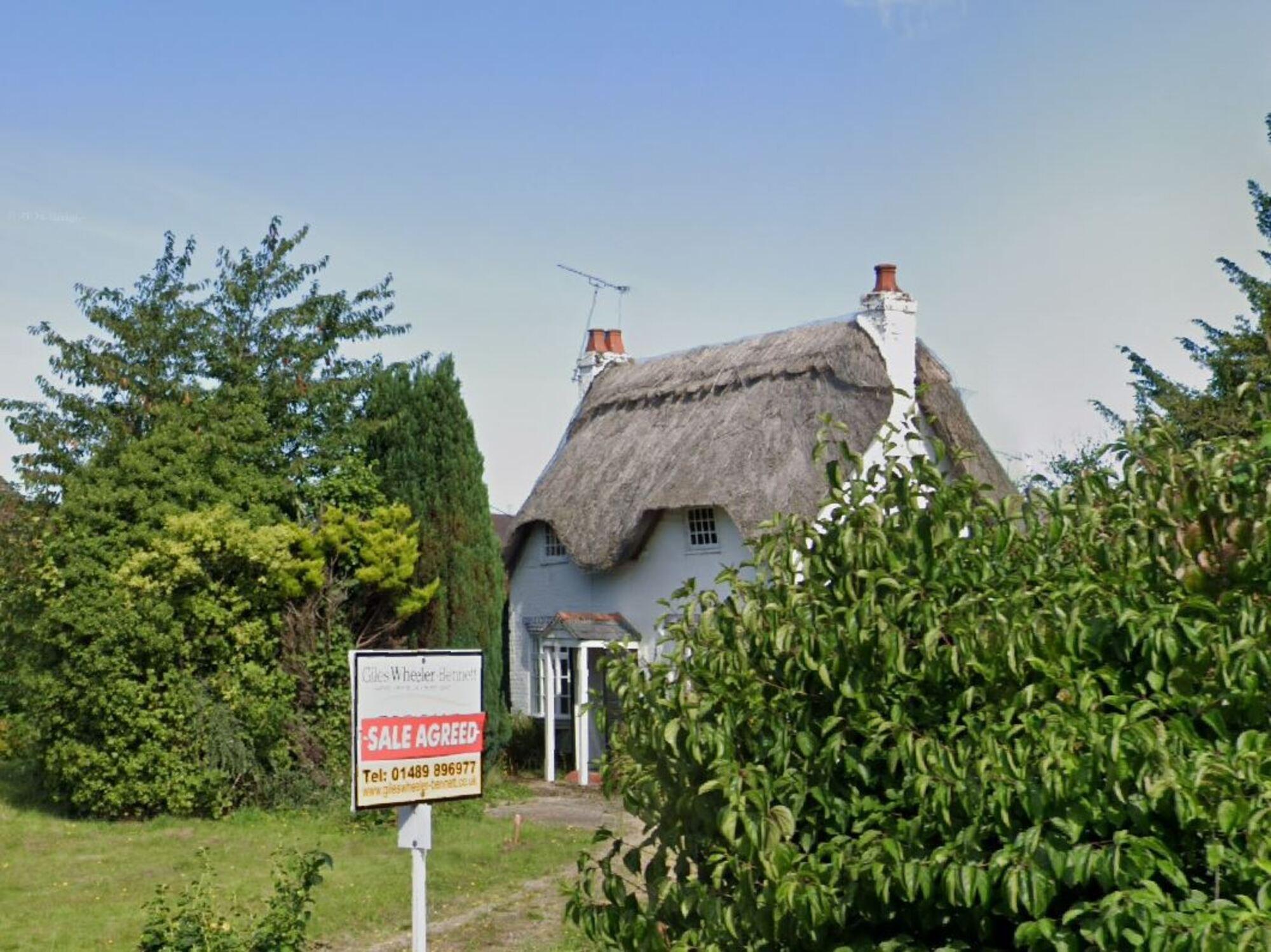 Elle rase sans autorisation sa chaumière vieille de 3 siècles, la commune l’oblige à la reconstruire à l’identique